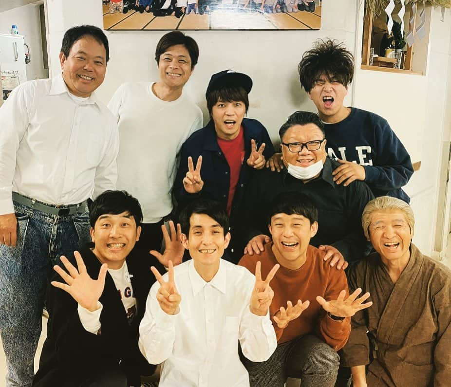 宮地謙典さんのインスタグラム写真 - (宮地謙典Instagram)「吉本の全劇場が明日から無期限で閉館。 今日お出番をいただきました。 一日も早く再開することを願ってます。 #ルミネtheよしもと #今日は同期がたくさんいたので #みんなで記念撮影 #ニブンノゴ #佐久間一行 #あべこうじ #カートヤング #矢部太郎 #北条ふとし #あれ #左の人は先輩だ！」3月1日 19時03分 - miyajinibugo