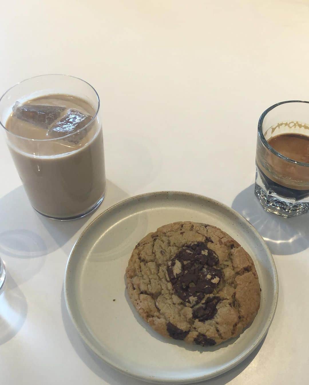 吉羽真紀さんのインスタグラム写真 - (吉羽真紀Instagram)「美味しい🍔🍪🥛 @bluebottlejapan @hungryheavenmeguro  #bluebottlecoffee #ブルーボトルコーヒー」3月1日 19時04分 - makiyoshiba_0911