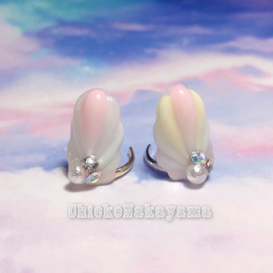 なかやまちえこのインスタグラム：「@stampnailring にてなかやまちえこリングネイル #ハンドメイドネイル シリーズが3/1本日から発売！⠀ ⠀  すでにsold outもございますので、気になる方は是非☺️☺️☺️ ⠀ ✨#リングネイル は指先に #リング をはめていただくのみの取り外し簡単に爪先のオシャレを楽しめる商品です✨⠀ #スタンピングネイルリング のアカウントのストーリーハイライトのところからショッピングサイトに飛べます！⠀ 全て一点のみのお造りとなりますので、よろしくお願い致します😌🙏🙏✨⠀ #nail #nails #nailart #ネイル #美甲 #ネイルアート  #japanesenailart #manucure #japanesenails #manicurist #gelnails #أظافر #네일아트 #vẽmóng #ngườiđẹp  #เพ้นท์เล็บ #искусствоногтя #artedeuñas #เพ้นท์เล็บเจล #ジェルネイルデザイン #ネイルデザイン #senikuku #nagelkunst #ゆめかわネイル #貝ネイル #ゆめかわいい」