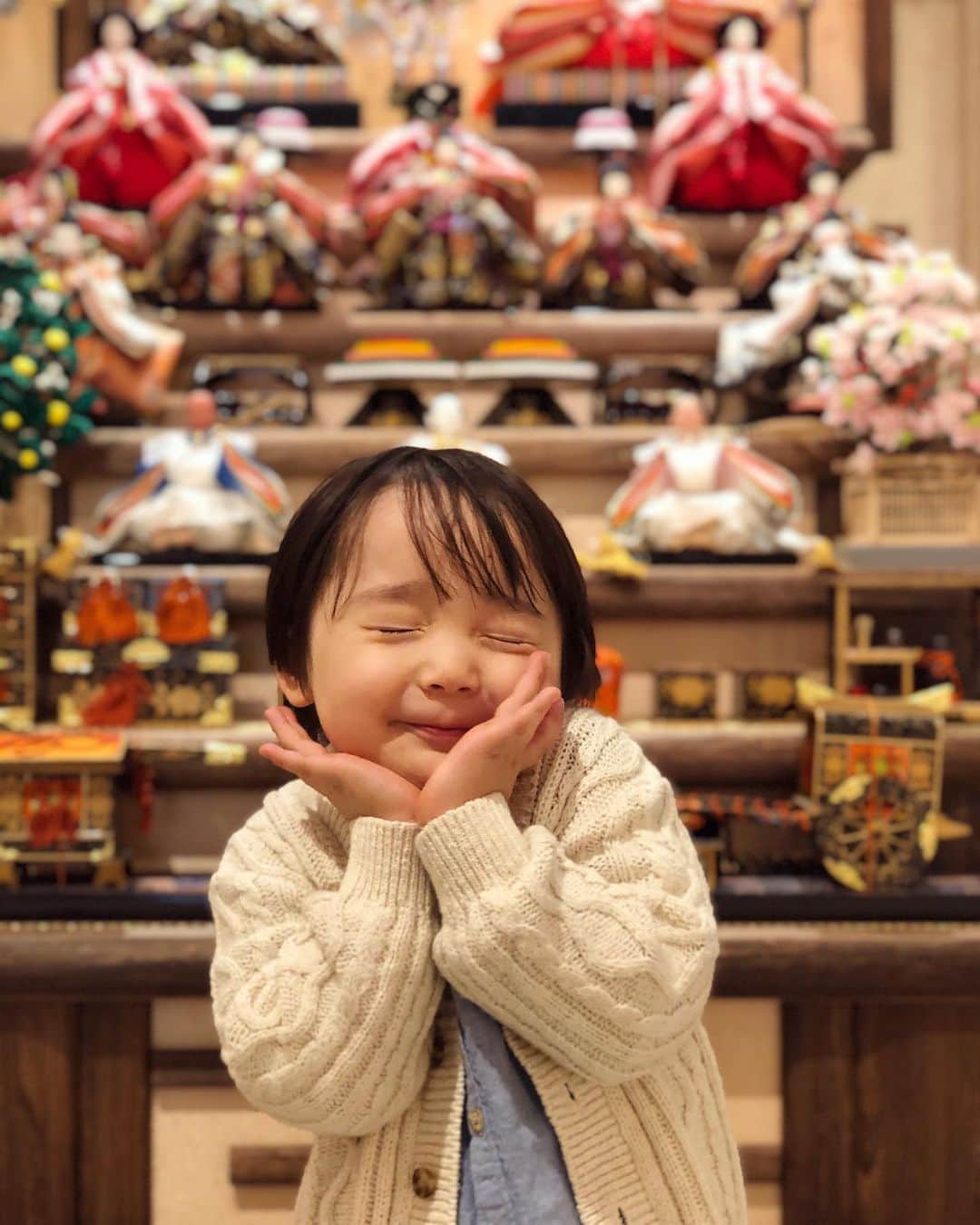 石塚錬さんのインスタグラム写真 - (石塚錬Instagram)「. 👦💬「気分はお雛様🎎💓」 #最後はバシっとお内裏様モード🤨💫 . 👦💬「Hina-matsuri🎎💓」 In 🇯🇵, Hina-matsuri, the Festival of Dolls, is held on March 3rd🎎 People celebrate the health & happiness of girls👧 . #ひな祭り #ひなまつり  #おひなさま #おだいりさま  #hinamatsuri #girlsfestival #石塚錬 #成長日記 #ishizukaren #renishizuka #이시즈카렌」3月1日 19時00分 - ishizuka_ren
