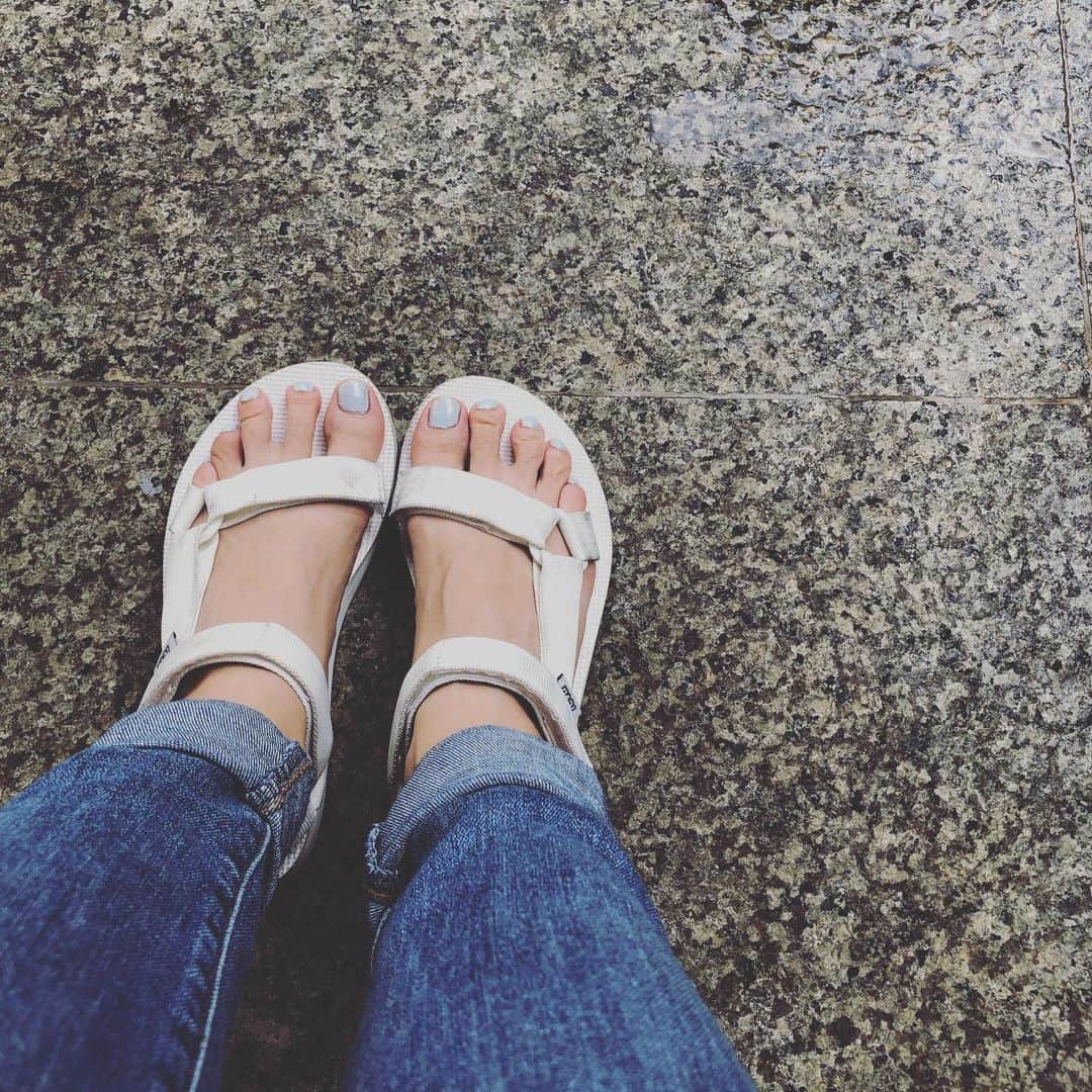 益田麻衣のインスタグラム：「セルフネイル。 季節感ないけど、春らしいブルーに。  #ネイル #ペディキュア #セルフネイル #プールサイド #春ネイル #ブルーネイル」