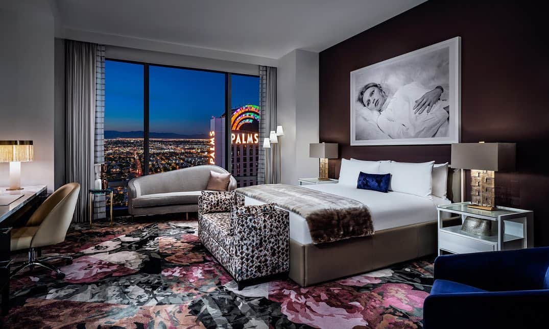 Palms Casino Resortのインスタグラム：「A deal like this only comes every four years. Book the one bedroom penthouse for $2,900 per night and receive $290 in daily dining, $290 in daily spa credits and more. Link in bio.」