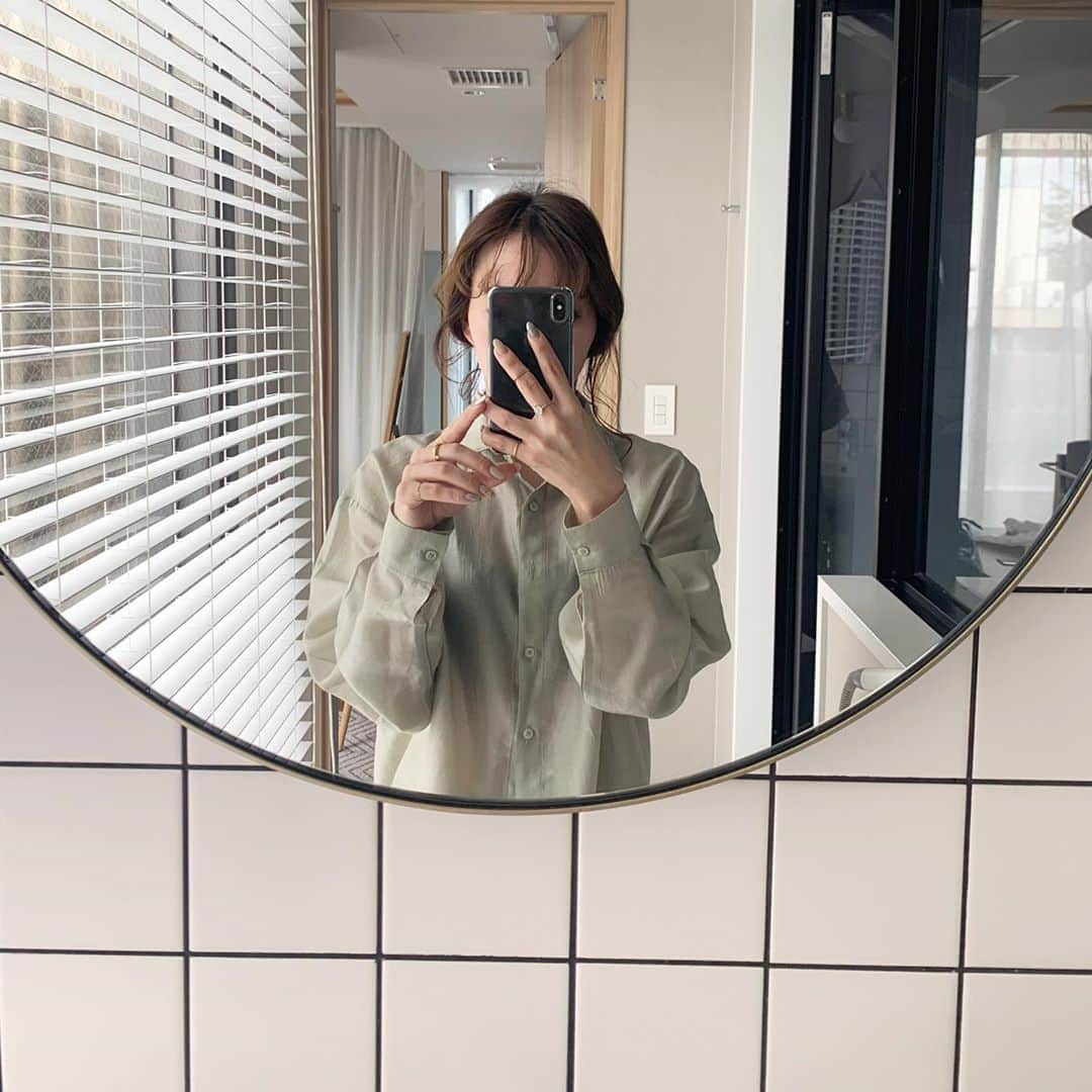 saanaaeのインスタグラム：「🕊💛 めきめき春めく! さらっと羽織れて優秀だね #NUEbyas #今宵はliveです @nuebyas__」