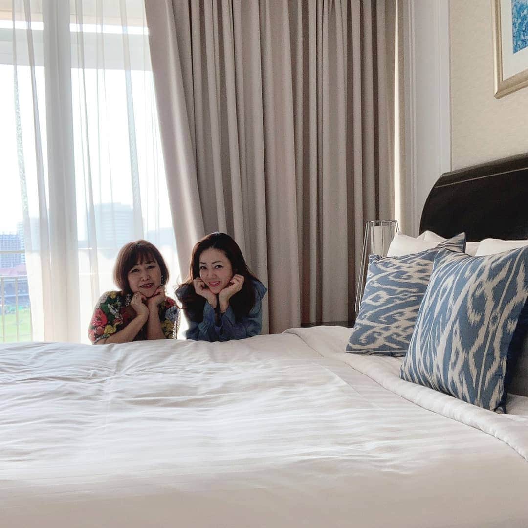 今堀恵理さんのインスタグラム写真 - (今堀恵理Instagram)「バンコクに来てます。5つ星ホテル『デュシットスイートホテル　ラチャダムリ　バンコク』プレミアムスイートに宿泊してます @izumi.hakamata 　ちゃんと女子2人旅 こちらのホテルはビューもキレイだし、場所も便利だし素敵です プールにも入ってみるね❤️ #dusitsuiteshotelratchadamribangkok #dusitgourmet　#thailand #bangkok  #タビジョ　#旅インフルエンサー　#女子旅　#dusit #visitthailand」3月1日 10時16分 - eriimahori