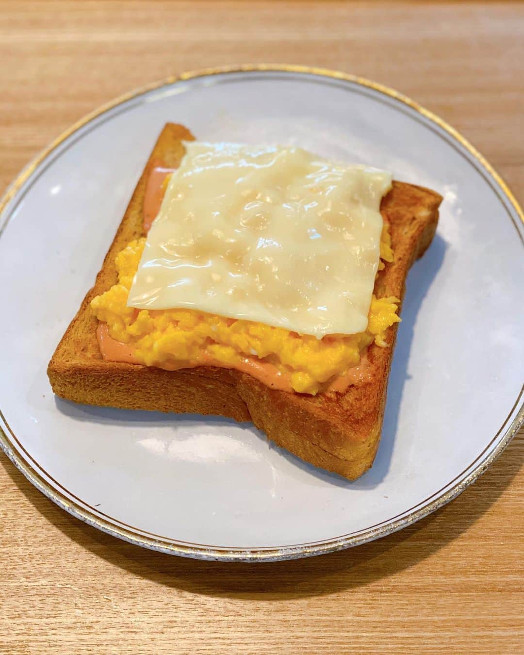 秋山具義さんのインスタグラム写真 - (秋山具義Instagram)「朝食で、昨日テレビで見た『eggslut』の"究極のエッグサンド"の卵の調理を見よう見まねで作ってみて、トーストで。﻿ めちゃ旨！﻿ ﻿ #eggslut #グギメシ」3月1日 10時17分 - gugitter