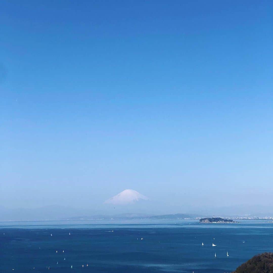 石坂友里さんのインスタグラム写真 - (石坂友里Instagram)「今年2回目の葉山撮影⛰葉山って思ったよりも海が綺麗で、来るたびにびっくりする。写真より実際がもっと綺麗！海癒された⛰  올해 두번째 하야마에서 촬열.하야마는 도쿄랑 그렇게 멀지도 않는데 생각보다 훨씽 바다가 예뻐서 볼때마다 놀라요! 사진보다 실체로 보는게 더 예뻐요!바다 좋아~~!! 멀~~~리 산이 보이죠~ 그 산은 후지산이에용~~~헤헤🗻」3月1日 10時37分 - yuri.d