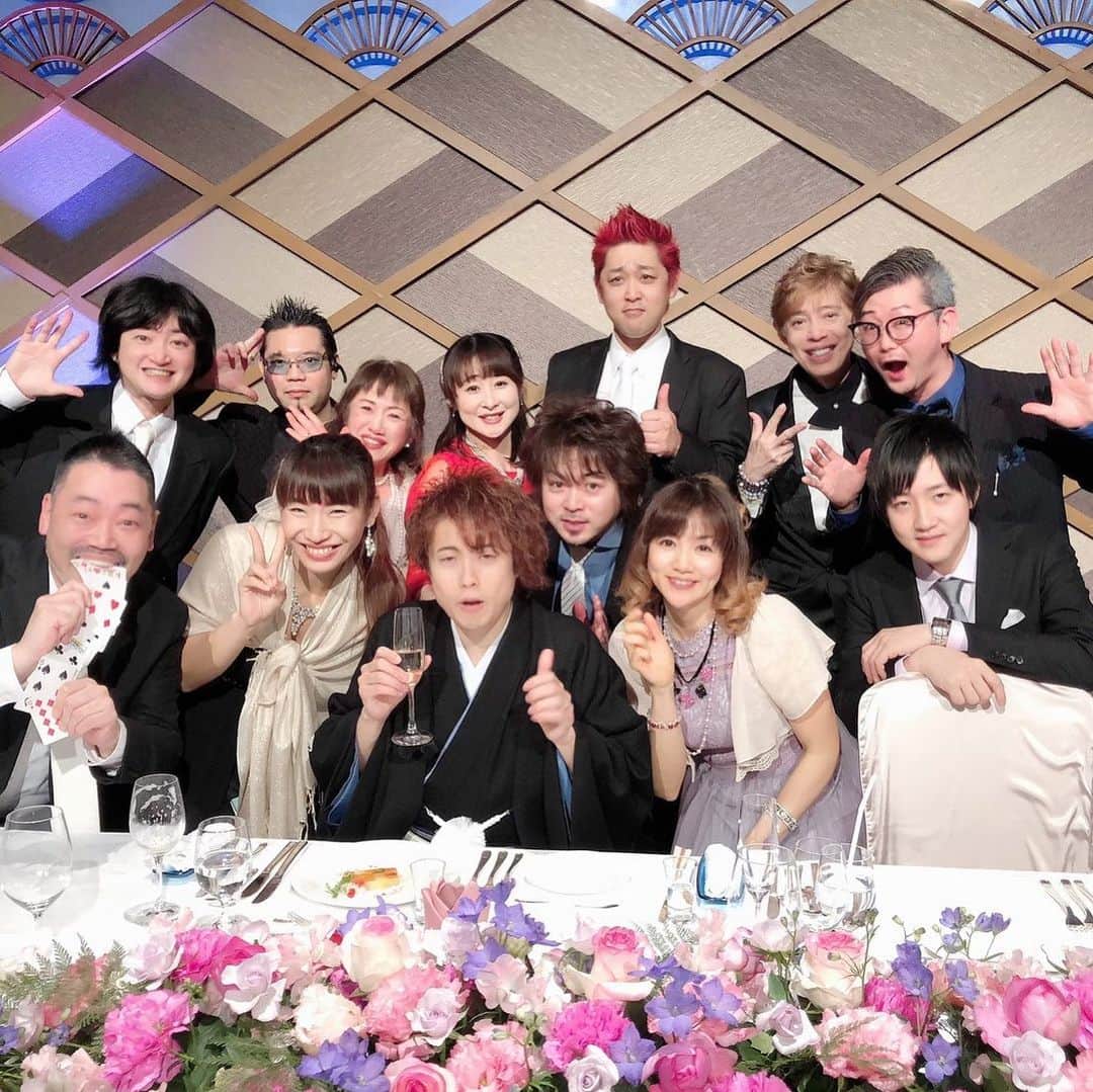 のインスタグラム：「昨日は夢丸さんの結婚式でした。 マジシャン大集合！ 夢丸さん、おめでとうございます。 末長くお幸せに❤️ #結婚式 #マジシャン #荒木巴 #手品師」