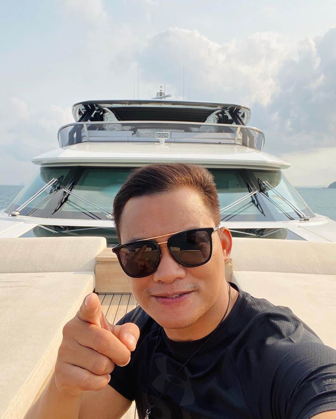トニー・ジャーのインスタグラム：「Have a great weekend everyone.」