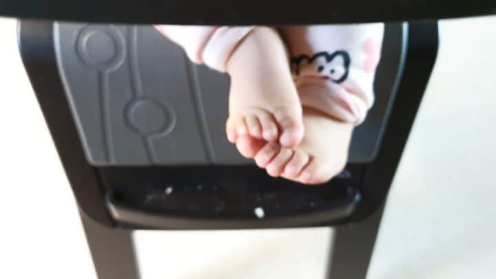 ミン・ヨンウォンのインスタグラム：「밥먹어서 신나는 발👶👶👶 감출수없는 너의ㄱㅣ분😆🌈 . . 다들 코로나 때문에 집에 계실텐데..답답해도  2주간은 더 빠짝 조심해 보아요. 약 개발이 빨리 되면 좋겠고..병실이 부족하지 않게 최대한 조심 또 조심해 보아요.👏👏👏🙏🙏🙏 . . (이유식 이후 난장판.. 치우는건 내몫.. 그래도 너의 발가락보고 힘이나 💛) . . . #11갤 #아기모델#밍크뮤 #리틀그라운드 #블루독 🐶매니아  #육아일기 #육아맘 #육아소통 #일상 #소통 #맞팔 #데일리 #황금돼지띠아들 #오오티디  #베이비스타그램  #baby #babyboy #birthdayboy #love #family」