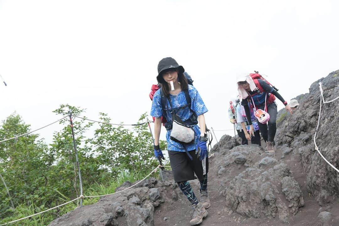 ピンキー！☆藤咲彩音さんのインスタグラム写真 - (ピンキー！☆藤咲彩音Instagram)「3年前の富士山登山の写真発掘☺︎よく登っていたなあ お家にいるとお日様とか外に出る大切さがしみる。早く安心する日々が戻りますように。 #富士山 #登山」3月1日 11時05分 - pinky_ayane