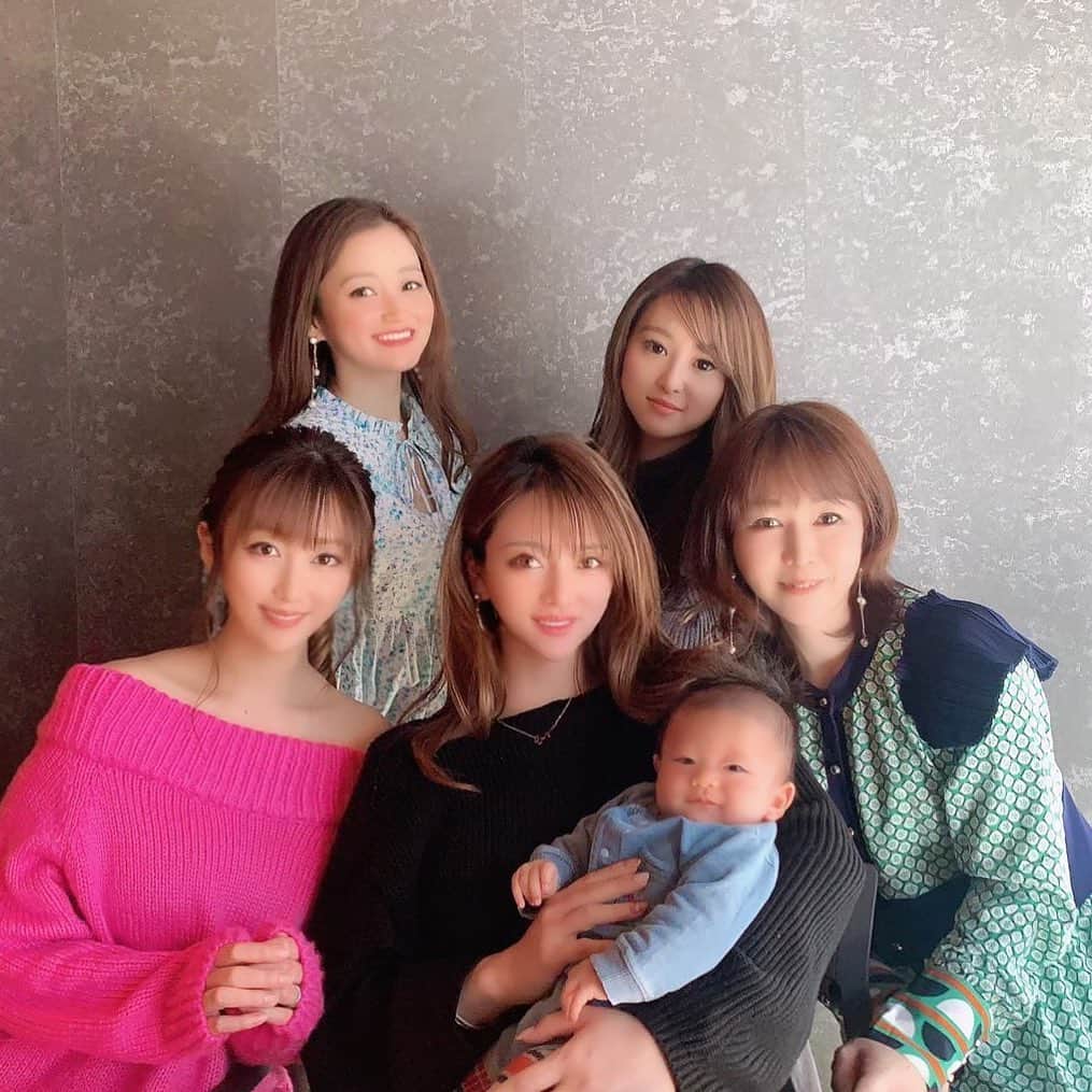 のインスタグラム：「この写真お気に入り♡ ﻿ ﻿ ぱんだベビー👶がカメラ目線で笑ってるから😂﻿ ﻿ この日は、２日連続で会ったから﻿ 慣れてくれたのか抱っこしてたら寝てくれた🥺✨﻿ ﻿ 赤ちゃん👶ほんまに可愛い♡ ﻿ ﻿ #りかぱんだ #くるみん #ともちゃん #いづみちゃん #ぱんだベビー #りぴたん #可愛い #赤ちゃん #あやまろ #ママ友 #主婦ママ #インフルエンサー」
