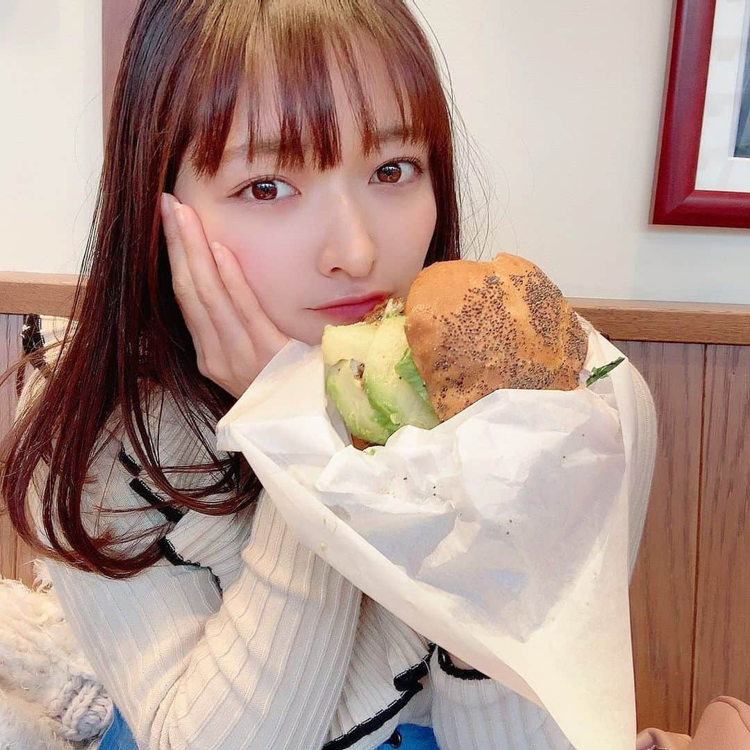 北村真姫さんのインスタグラム写真 - (北村真姫Instagram)「･ ･ ･ KUAAINA🍔 ずっと食べたかったburger！ ボリューミーだし、 アボカドも沢山入ってるし setのポテトも美味しい😋♡ ･ ･ ･ #KUAAINA #クアアイナ #ハンバーガー #アボカド #アボカド好き #ボリューミー #もぐもぐ #食べる #🐖 #24歳 #24歳ラスト #あー #25歳 #50歳 #折り返し #大人になったな #まきてぃ #北村真姫」3月1日 11時18分 - kitamura__maki