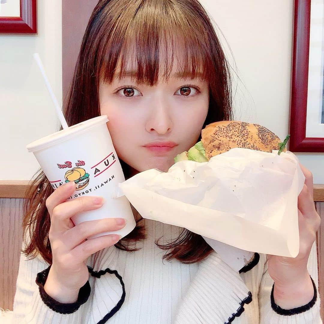 北村真姫さんのインスタグラム写真 - (北村真姫Instagram)「･ ･ ･ KUAAINA🍔 ずっと食べたかったburger！ ボリューミーだし、 アボカドも沢山入ってるし setのポテトも美味しい😋♡ ･ ･ ･ #KUAAINA #クアアイナ #ハンバーガー #アボカド #アボカド好き #ボリューミー #もぐもぐ #食べる #🐖 #24歳 #24歳ラスト #あー #25歳 #50歳 #折り返し #大人になったな #まきてぃ #北村真姫」3月1日 11時18分 - kitamura__maki