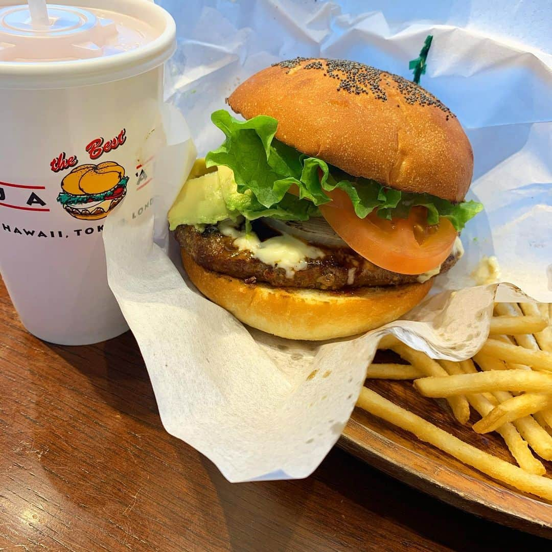 北村真姫さんのインスタグラム写真 - (北村真姫Instagram)「･ ･ ･ KUAAINA🍔 ずっと食べたかったburger！ ボリューミーだし、 アボカドも沢山入ってるし setのポテトも美味しい😋♡ ･ ･ ･ #KUAAINA #クアアイナ #ハンバーガー #アボカド #アボカド好き #ボリューミー #もぐもぐ #食べる #🐖 #24歳 #24歳ラスト #あー #25歳 #50歳 #折り返し #大人になったな #まきてぃ #北村真姫」3月1日 11時18分 - kitamura__maki