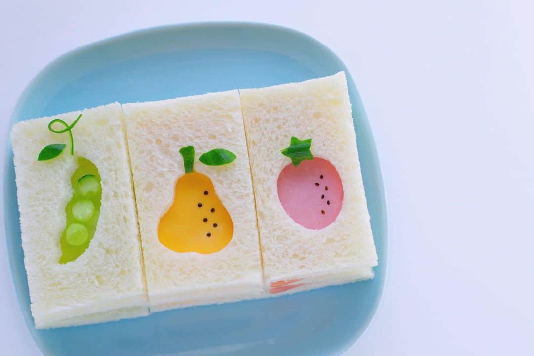 maki ogawaさんのインスタグラム写真 - (maki ogawaInstagram)「Peas, Pear and  Strawberry Sandwich  I used Pentax for the first time in a while🤣  #foodstagram #lunch #Japanese_food #japanfood #yummy #サンドイッチ　#ハムチーズサンドイッチ #パンランチ  #bento #お昼ご飯　#japanesecuisine  #japanesebento #お弁当記録 #料理好きな人と繋がりたい #pasco #敷島製パン #ikea #sandwich #cutesandwich #edibleart #foodart #foodcraft  http://www.facebook.com/cuteobento」3月1日 11時34分 - cuteobento