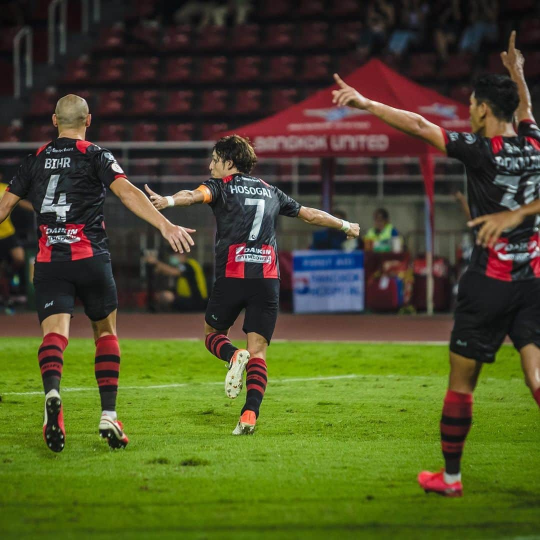 細貝萌さんのインスタグラム写真 - (細貝萌Instagram)「3 points.🔥Thank you for the amazing support.🙇🏻‍♂️🙇🏻‍♂️🔴⚫️ #truebangkokunited#bangkokunited#bufc#バンコク」3月1日 11時35分 - hajime_hosogai_official