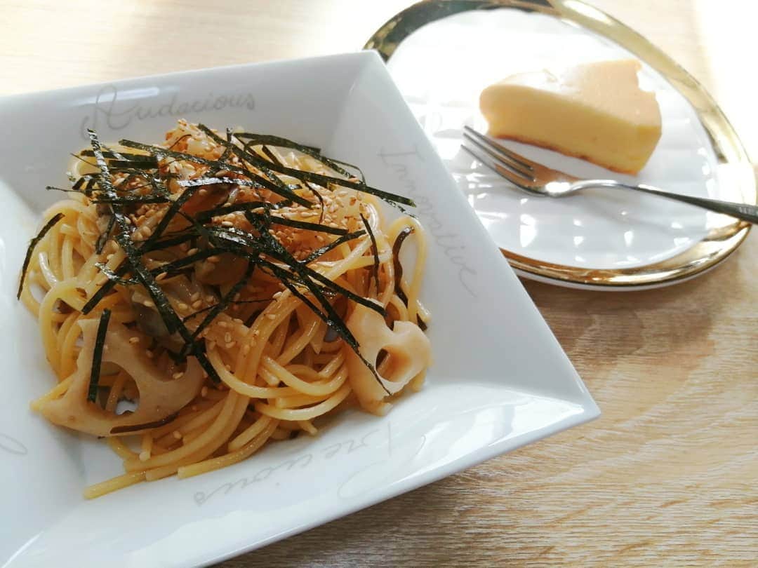 杉山由紀子のインスタグラム：「おうちごはん✨✨ * * 最近はいつもと違うメニューも作ってみました🎵 * チーズケーキ♪ あさりとレンコンの和風パスタ♪ 茶碗蒸し♪ かぼちゃドリア♪ 酢豚♪ そして相変わらず好きなプロテインスムージーなどなど✨ * * シュガーレディの冷凍のものも使って簡単に😌 * たとえばあさりとレンコンはシュガーレディのもので、そこに玉ねぎとごま油、ぎざみのりを入れてみたり✨ * 酢豚のお肉もシュガーレディ🎵 * ほんとに作れない🙏って時に助かってます✨ * * * #シュガーレディ #sugarlady #無添加 #食品宅配 #PR #クッキング #料理 #cooking」