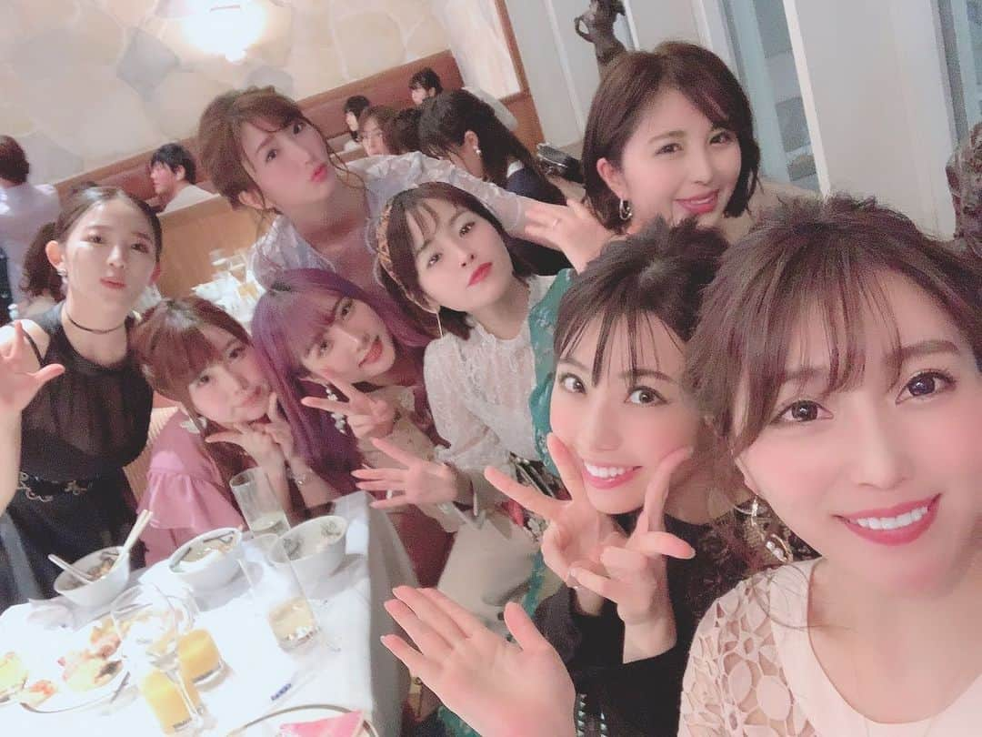 鈴木ふみ奈さんのインスタグラム写真 - (鈴木ふみ奈Instagram)「もっちー👰　@yukakuramoti  ふーどさん🤵 ご結婚おめでとうございます💍✨ ゲームの実況があったり、鬼金棒のラーメンをふ〜どさんがアレンジした屋台など...2人らしい素敵なパーティーでした💕  #カプ婚 #結婚式 #wedding #倉持由香 ちゃん #ふ〜ど さん」3月1日 12時04分 - fuminasuzuki