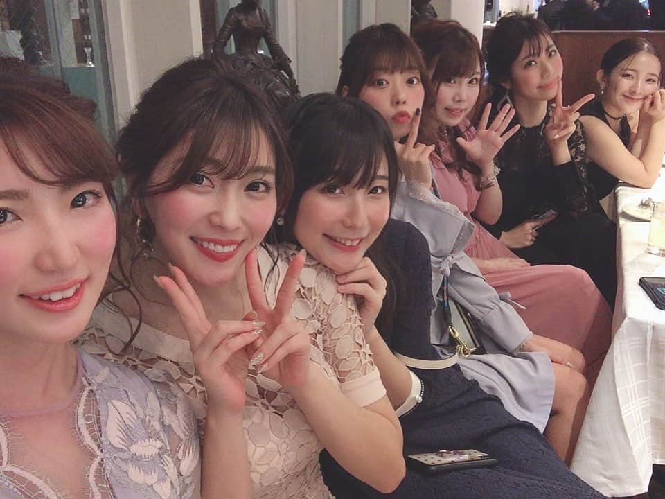 鈴木ふみ奈さんのインスタグラム写真 - (鈴木ふみ奈Instagram)「もっちー👰　@yukakuramoti  ふーどさん🤵 ご結婚おめでとうございます💍✨ ゲームの実況があったり、鬼金棒のラーメンをふ〜どさんがアレンジした屋台など...2人らしい素敵なパーティーでした💕  #カプ婚 #結婚式 #wedding #倉持由香 ちゃん #ふ〜ど さん」3月1日 12時04分 - fuminasuzuki