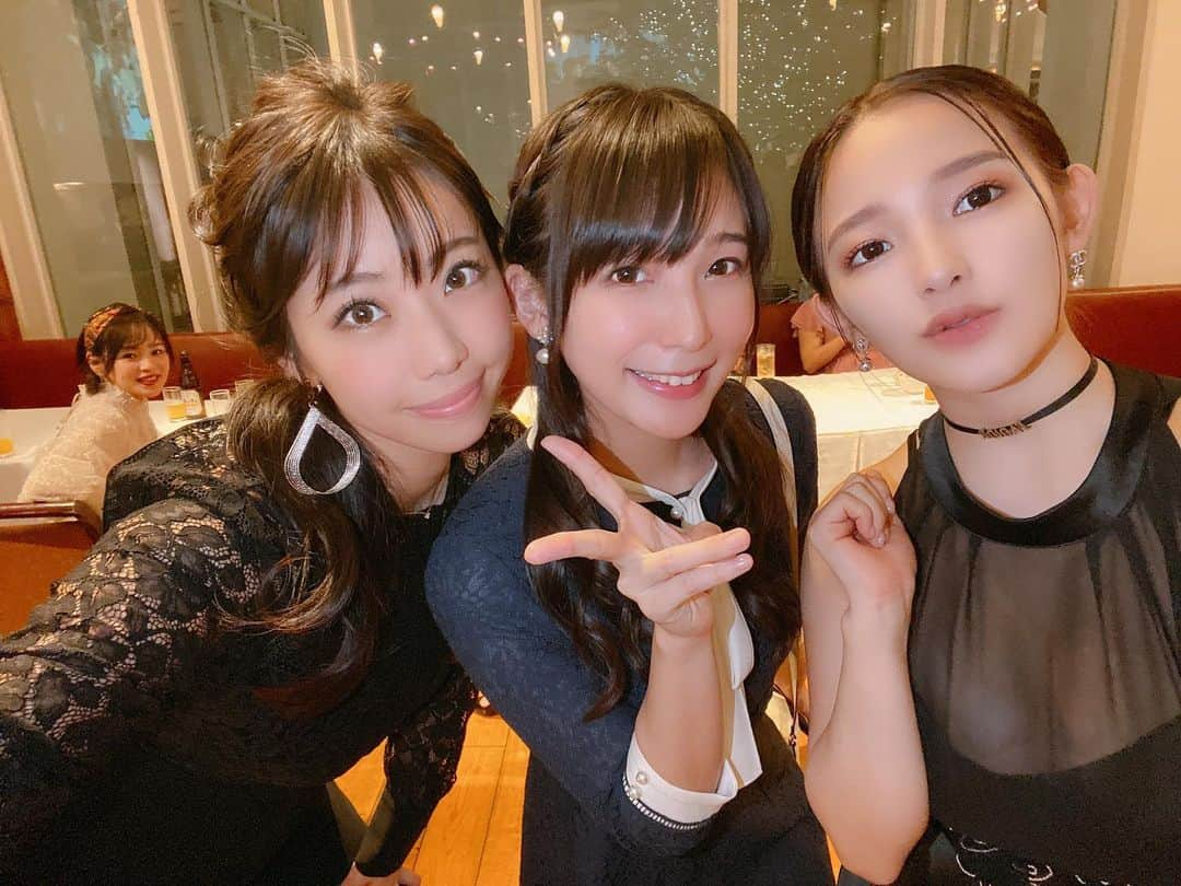 鈴木ふみ奈さんのインスタグラム写真 - (鈴木ふみ奈Instagram)「もっちー👰　@yukakuramoti  ふーどさん🤵 ご結婚おめでとうございます💍✨ ゲームの実況があったり、鬼金棒のラーメンをふ〜どさんがアレンジした屋台など...2人らしい素敵なパーティーでした💕  #カプ婚 #結婚式 #wedding #倉持由香 ちゃん #ふ〜ど さん」3月1日 12時04分 - fuminasuzuki