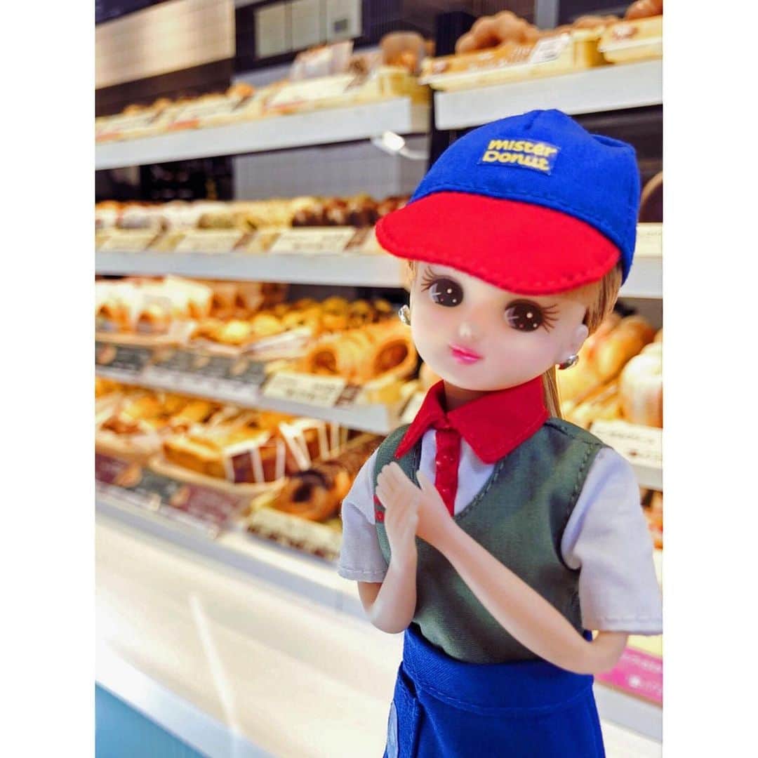 リカちゃんさんのインスタグラム写真 - (リカちゃんInstagram)「いらっしゃいませ！ミスタードーナツへようこそ！今日は一日 #ミスタードーナツ の店員さんのお仕事を体験♪ おいしいドーナツに囲まれてとっても幸せ♡ みなさんのご来店、お待ちしてますっ☆  #リカちゃん #fashion #ootd #hairstyle #licca #liccadoll #japanesedoll #japan #girl #instadaily #instagood #instagramjapan #instagram」3月1日 12時01分 - bonjour_licca