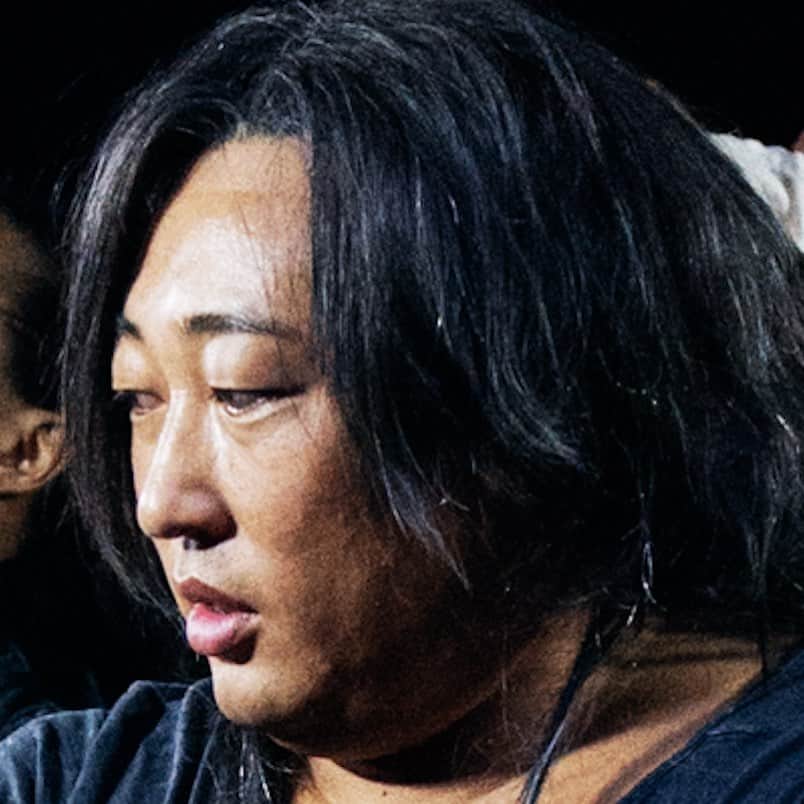 のインスタグラム：「・ ・ 3月1日はオリジナルTシャツの日。 ・ 劇団『新葡萄』主宰の演出家、津山紀文。 ・ 新演劇、空間演舞、ミュージカル、エンタテインメントサーカスの4部で構成された新葡萄の公演「バキュームシティ」。 開演の2時間前、物販に置くTシャツのSサイズだけが届いていないというトラブルが起きてしまったのは有名な話。 ・ そんな劇団新葡萄公式のTシャツ（13,900円）は、オンラインストアでお値打ち価格の3,080円で販売中!! ・ では、そのTシャツの名前は何Tシャツ?! ・ 答えは明日の投稿の最後で! ※昨日のクイズの答え→「臓声」 ・ #クリエイターズファイル #津山紀文 #劇団 #演出 #演劇 #演舞 #サーカス #劇場 #劇 #舞台 #エンタメ #葡萄 #物販 #Tシャツ #クリエイター #クイズ #記念日 #ダイアリー #写真日記 #日記 #サプライズ #ザテレビジョン」