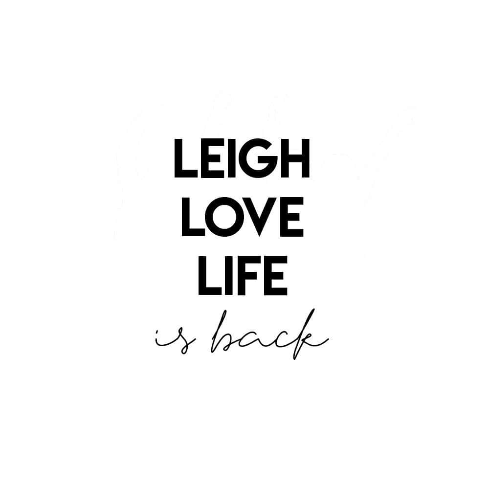 リー・アン・ピノックのインスタグラム：「𝑦𝑒𝑠 𝑖𝑚 𝑏𝑎𝑐𝑘 𝗥𝗘𝗔𝗗 𝗣𝗟𝗘𝗔𝗦𝗘 So it literally took me almost 11 months huh? this account is dead af and i got more than 500 unfollows and I know that most of my followers are ghosts but im honestly so busy to start another account from zero. So well i dont know if you actually care or you are asking what happened to me: I was at my last year of college which means i had to do my thesis, that took me a lot of time tbh, i didn’t think that all the process could have been so tiring and stressful, second i started to gave more than to my personal life because yeah i had an anxiety crisis just in april when i left this instagram, and i went with professional help (a psychologist) and it helped me a lot, then a few months after I started to date a guy that its my actual boyfriend right now and im the happiest girl in the world with him🥰 ... so then an important fact that happened in october... well my country is on a social crisis right now (since then) and thats why i just finished my thesis project on january (and yes im a professional now yayyy btw I studied business administration if you want to know) then in february i started with another stuff and vacations and blah blah so basically i didnt have a single day to sit, turn on the computer and edit videos, so dont expect good videos with new transitions or something else because im literally starting to remember all the editing stuff, and yeah a few weeks ago i was thinking in leave this account for real, but i decided to keep it and maybe try to start editing again because its one of the things that i enjoy the most, and i want to give more love to little mix once again💖 i hope yall can join me to this new journey, ily, and who knows? im actually going to start to work but i’ll try to keep posting at least every week or every two weeks💕」