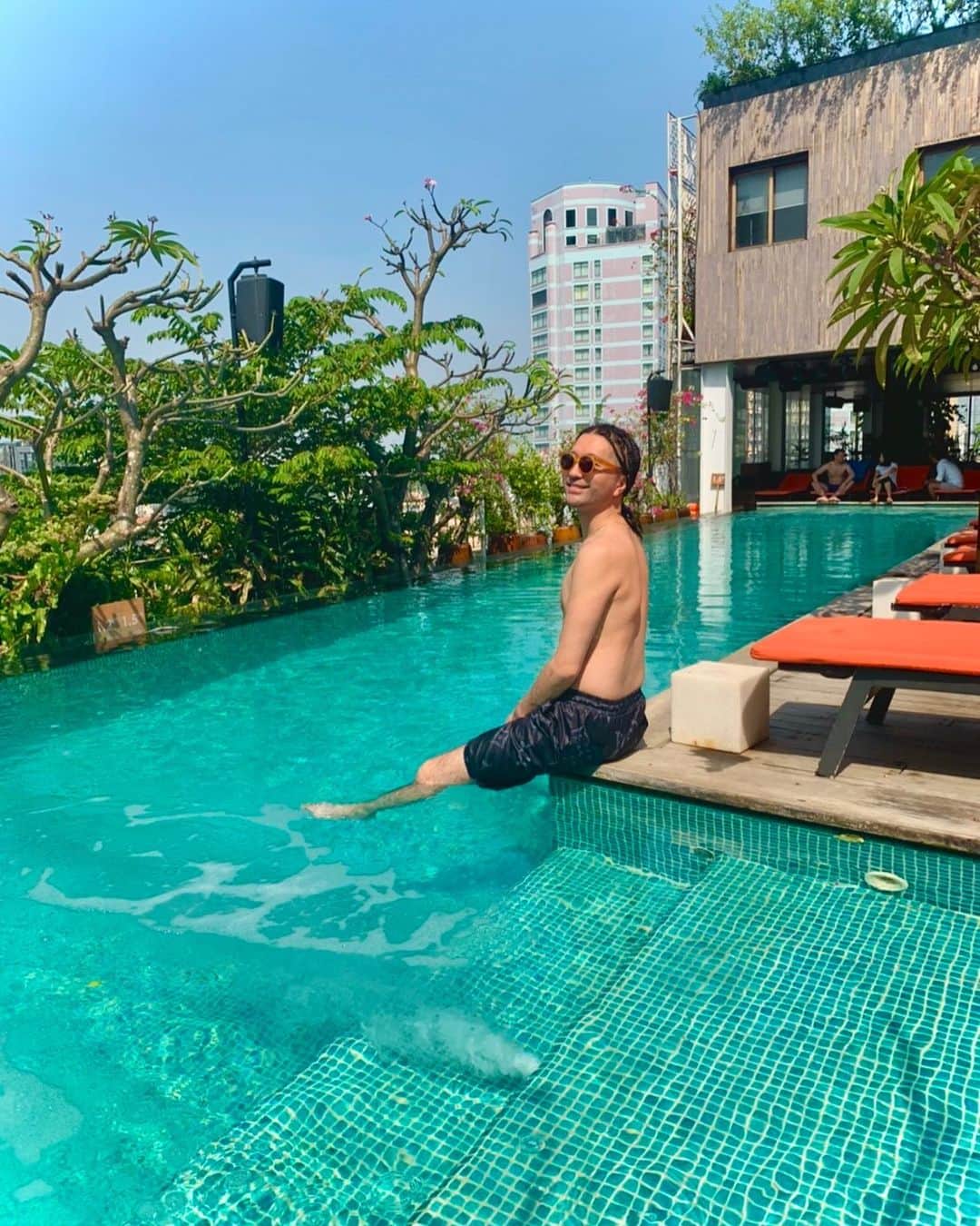 ZEN-LA-ROCKのインスタグラム：「🇻🇳最&高🇻🇳 ホーチミン午前10:20で31度💦 バインミー美味すね . . . #ベトナム #ホーチミン #Vietnam #zenlarock #poolsidaz」