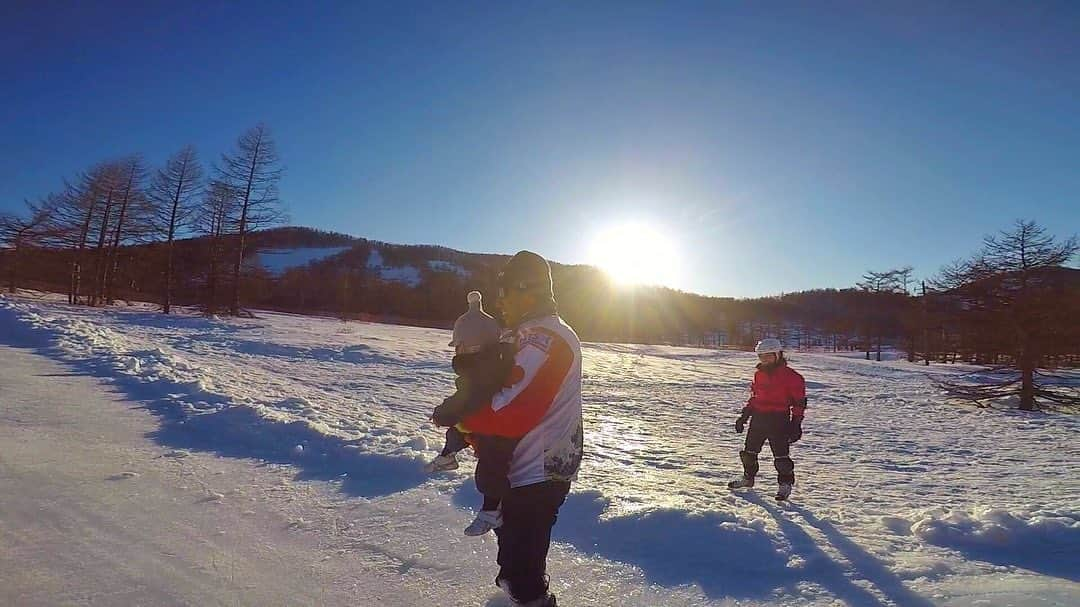 鈴木雅仁のインスタグラム：「・ RedBull Ice Cross 取材してくださいました、NHK様 レポーターの　@marieyanaka 様、寒い中、本当にありがとうございました。親切・丁寧に対応してくださり、TVで裏舞台まで撮影して出していただけるのは本当にありがたい事です。  ご協賛いただいた、スポンサー様、クラウドファンディング御協力者様、物品提供、資金提供してくださった方々。 本当にありがとうございます。  Polcaフレンドファンディングで活動資金を集めております。御協力よろしくお願いします。 https://polca.jp/projects/3wvFSeUhSeM  現状で世界との差は大きいですが、個人的な課題はBMX規模の超ハイスピード&ビッグセクションでのコースでの練習が必須です。 昨年の初日本開催で火がついた新しいアイススケート競技を、出来る限り早く世界との差を詰めていけるように全力を尽くしますので、応援・御協力よろしくお願いします。  スポンサー企業様 @the.anko @tsukijikajuu  @yawataya.isogoro @hayashifruits_official  @byglandtech  @erbastella  @swanssnowgoggles  @tomnoniwa  @hockeyshop_max  #おきな八戸 #エスプロモ八戸  #redbullicecross #レッドブルアイスクロス #レッドブルアイスクロス横浜2020 #redbullアイスクロス　#アイスホッケー #インライン #エクストリームスポーツ　#築地果汁創作所　#theanko #アイススケート　#スキー　#スノボー」