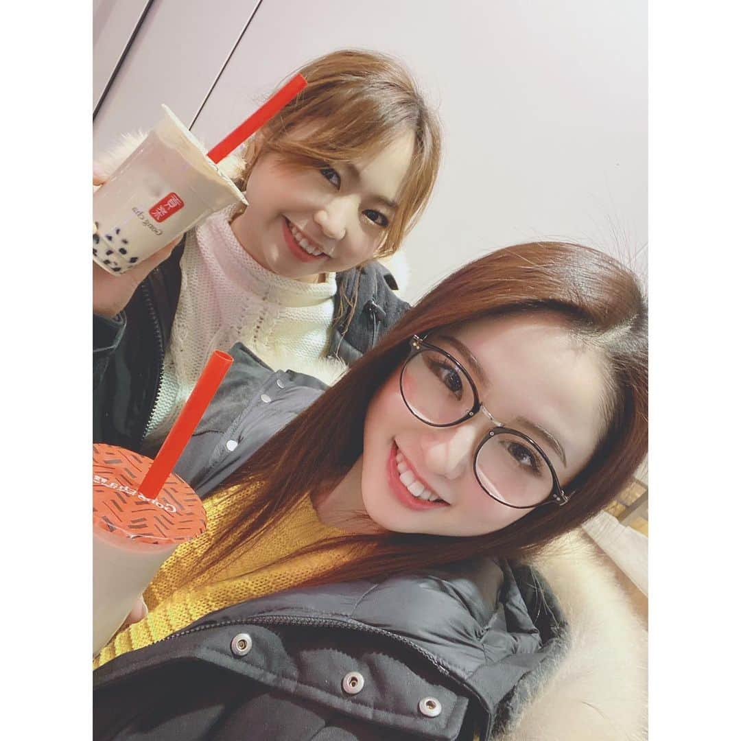 浅田梨奈さんのインスタグラム写真 - (浅田梨奈Instagram)「タピタピ🖤 タピオカ飲んで言うのもなんだけど笑 @yuna_626_ とデトックスday💗 #ボウリング #プロボウラー #浅田梨奈 #女子アスリート #ボウリング女子 #タピオカミルクティー #ゴンチャ #ショッピング #グリグリごりごり #リンパマッサージ #石膏パック #お肌復活 #デリサラダ #女子力あっぷ #デトックスday #タピオカ飲んでますが #そこはお許しを #からのカラオケ #で発散 #ゆうなの服とメガネ #わたくしの笑 #基本はマスク #毎日マスク生活」3月1日 12時27分 - asdrn528