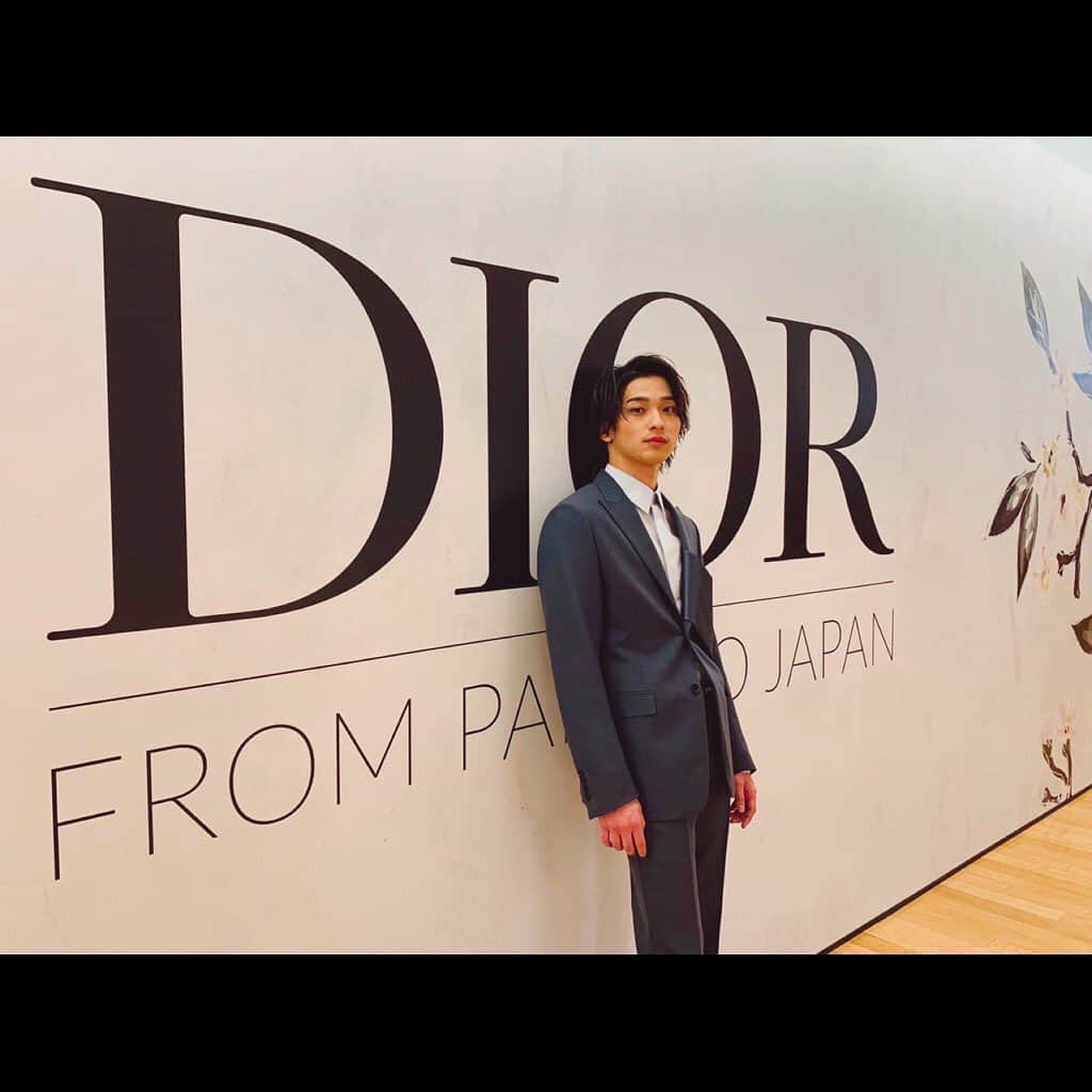 横浜流星さんのインスタグラム写真 - (横浜流星Instagram)「『ディオール、パリから日本へ』展の内覧会に参加しました。日本文化にインスピレーションを受けたオートクチュールのドレスはとても繊細で美しかったです。Diorと日本の強い絆を感じました。これから責任を持って皆さんにDiorの魅力を伝えていきます！！ #カッコ良い #スーツを着させていただきました。 #オートクチュール #美しい #職人さんの技術を間近で見れて #興奮しました。 #Dior #ディオール #DiorFromParisToJapan @dior」3月1日 12時28分 - ryuseiyokohama_official