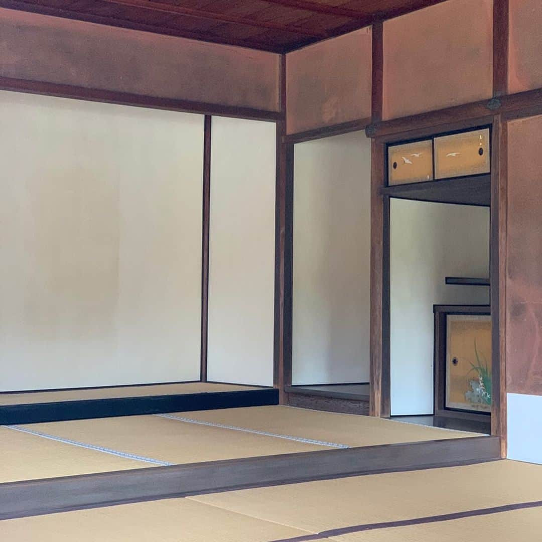 沢瀉美緒さんのインスタグラム写真 - (沢瀉美緒Instagram)「※ Visited Shugakuin Imperial villa in Kyoto ✨ . 初めて修学院離宮に行ってきました。 . 小雨の中、広大な敷地の中を 歩きながら説明を受けました。 . 古より続く、祇園祭の様子が 描かれた襖絵や、煌びやかな間を 見ながら、貴人点を楽しんだのかしら なんて想いを馳せたりして…✨ . 事前予約なので行かれる方は お忘れなく‼️ . . #修学院離宮 #修学院離宮 #shugakuinimperialvilla #imperialvilla #kyoto #京都」3月1日 12時40分 - mio_omodaka