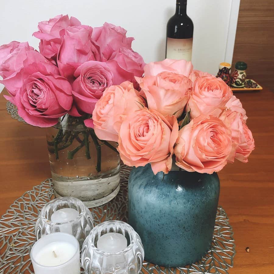 阿部優貴子さんのインスタグラム写真 - (阿部優貴子Instagram)「コロナの影響でイベントが中止になり、行き場のなくなってしまったお花たちがセールになっていたので、いつもは高級なバラを大量に購入しました。🥺 我が家へようこそ😊🌹 ああ、かわいい。家でたくさん愛でます。💗 * #バラ #花のある暮らし#花のある生活 #花好き #flowerstagram#roses🌹」3月1日 12時37分 - abe_yuki94