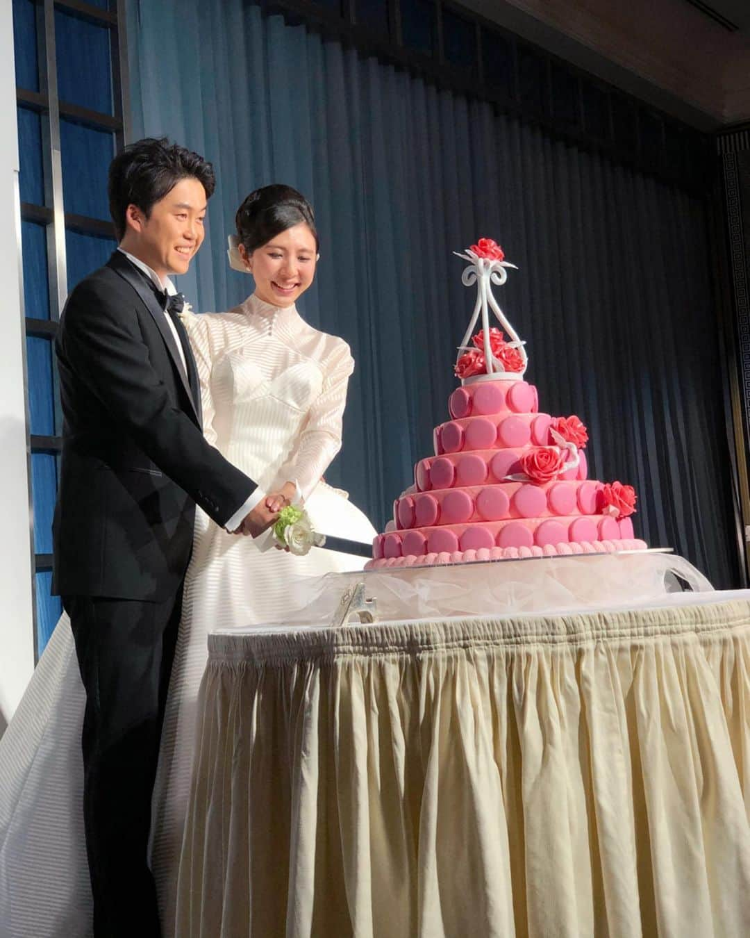 藤本真未さんのインスタグラム写真 - (藤本真未Instagram)「* 先日の親友の結婚式フォト続き…💓 ウェディングケーキがPIERRE HERMÉ PARISのイスパハンのケーキでした🥺✨ * ケーキカットの写真はいつも夢中でシャッターを切ってしまう🥰幸せいっぱいの2人に私まで幸せ満タンです😊 * ステキなドレスは松嶋菜々子さんがドラマ「やまとなでしこ」で着ていたドレス👰✨ヘアスタイルも同じで本当に美しかった😍 * #結婚式 #披露宴 #WeddingParty #HappyWedding #おめでとう #ホテルニューオータニ #ニューオータニ #ホテルニューオータニ東京 #PIERREHERMÉPARIS #PIERREHERMÉ #PIERREHERMEPARIS #PIERREHERME #ピエールエルメ #イスパハン #ウェディングケーキ #ケーキカット #ウェディングケーキ入刀 ♡ #日本テレビイベントコンパニオン #NTVec #NTVec28 #日テレイベコン #28期 #同期 #Happy #Wedding」3月1日 12時57分 - manamifujimoto108