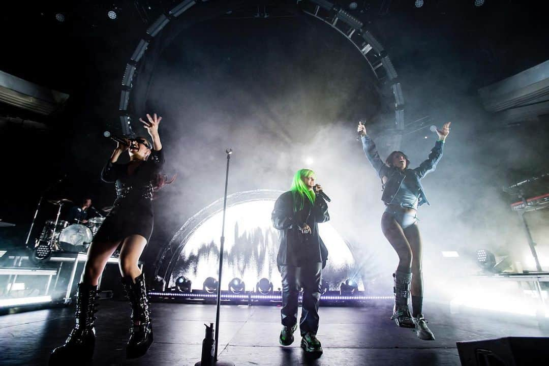 トーヴ・ローさんのインスタグラム写真 - (トーヴ・ローInstagram)「MA GIRRRLS!!! Was the sickest feeling to share the stage with these two last night! Thank you angels 💥 @charli_xcx @cyberalma 💥 also endless thank you’s to my team, band and crew. Nothing would happen without your talents, hard work and awesome personalities 🔥❤️」3月1日 12時55分 - tovelo