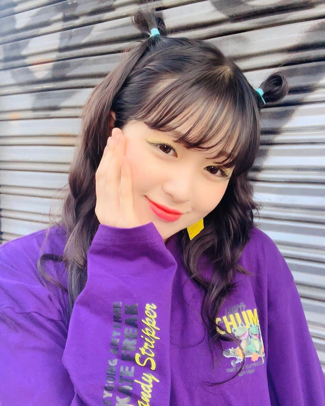 ミユフィーヌ（REVERBEE）さんのインスタグラム写真 - (ミユフィーヌ（REVERBEE）Instagram)「@candystripper_official 🐸🍬💜💛 #candystripper #キャンディーストリッパー #chum #purple #yellowmake #イエローメイク #レコード #pierce #おだんごヘア #ハーフアップ #ヘアアレンジ」3月1日 13時25分 - miyu_03.0830