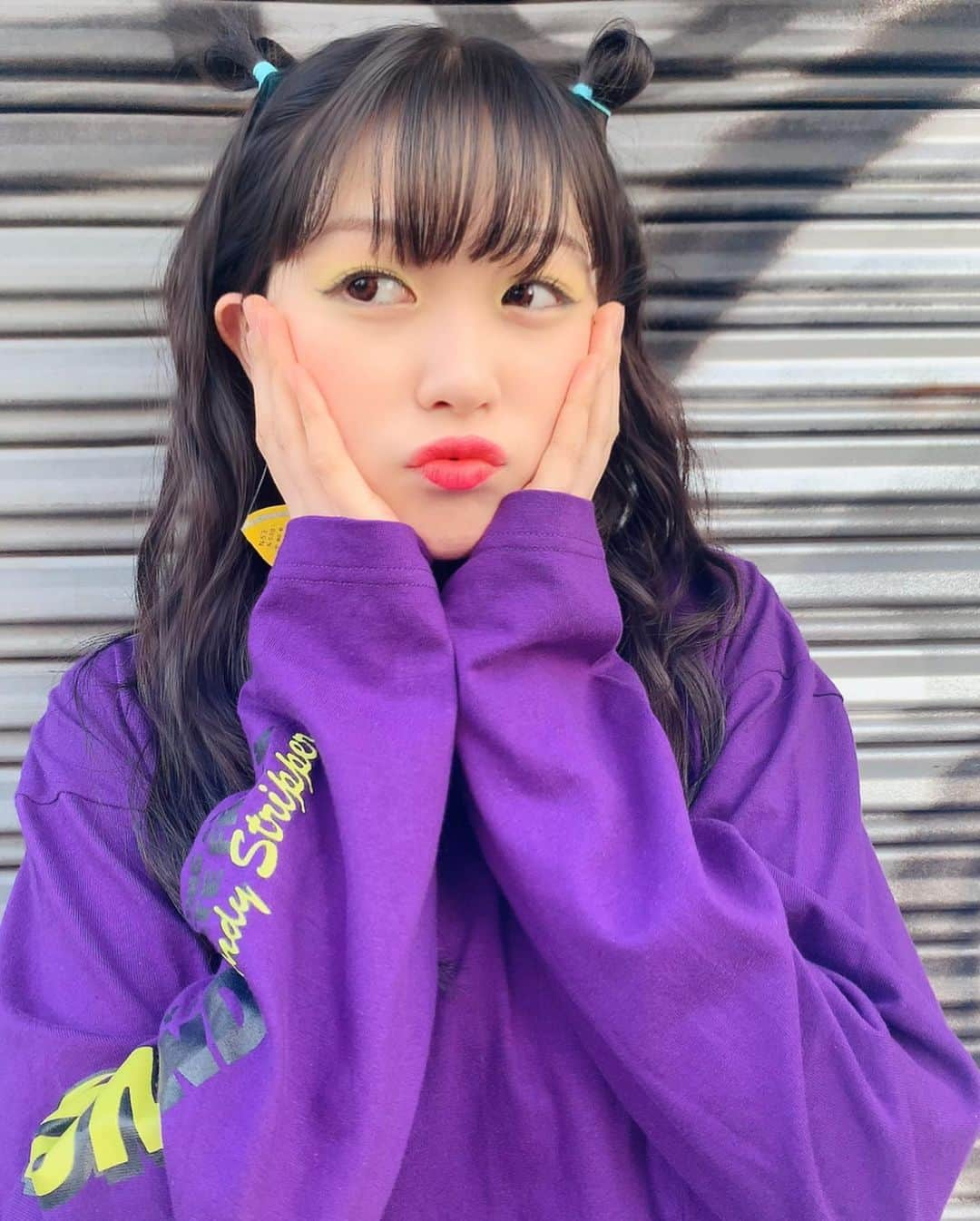 ミユフィーヌ（REVERBEE）のインスタグラム：「@candystripper_official 🐸🍬💜💛 #candystripper #キャンディーストリッパー #chum #purple #yellowmake #イエローメイク #レコード #pierce #おだんごヘア #ハーフアップ #ヘアアレンジ」