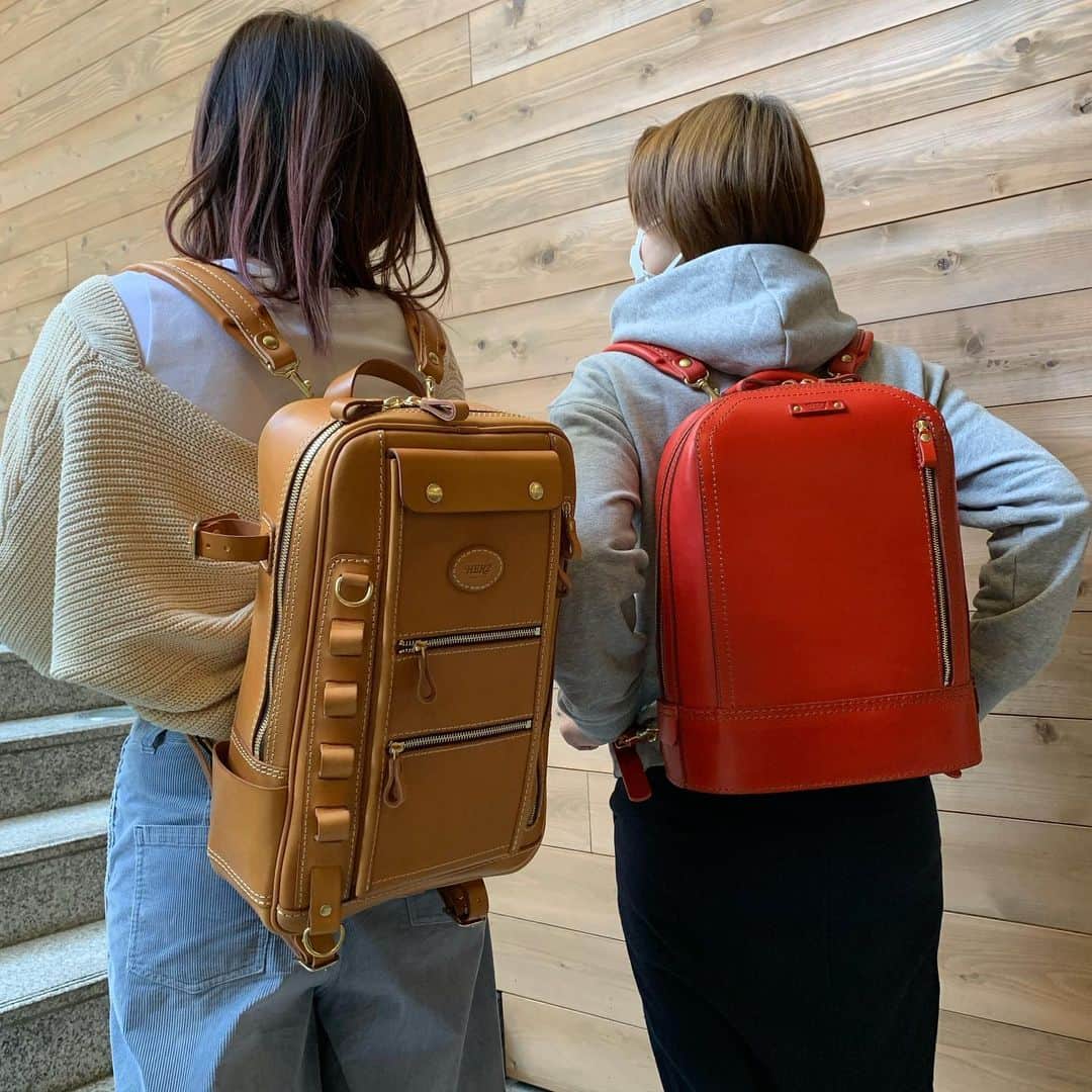 HERZ ヘルツさんのインスタグラム写真 - (HERZ ヘルツInstagram)「こんにちは！﻿ HERZ本店です。﻿ ﻿ HERZの商品は5色展開です。﻿ ・キャメル﻿ ・チョコ﻿ ・ブラック﻿ ・レッド﻿ ・グリーン﻿ どのカラーもそれぞれの良さ、それぞれの味が出てきます😊﻿ ﻿ 店頭にすべてのカラーが並んでいるわけではないので、お気軽にスタッフまでお声がけくださいね🌼新しいものがあるかすぐにお調べします❗️﻿ ﻿ 店頭に行けない…という方はお電話でも、在庫の確認やご注文を承っております🤙在庫があればすぐに代引き発送できますので、お気軽にお問い合わせ下さい。﻿ ﻿ 3月になり気候も穏やかになってきました。そして今日は…『旅モノ』最終受付日…❗️﻿要チェックです‼️ ﻿ #ヘルツ#ヘルツ本店#herz#レザー#leather#革#鞄#bag#leatherbag#革鞄#革製品#ハンドメイド#手作り#handmade#日本製#madeinJapan#東京#表参道#マイヘルツ#エイジング#ネビア#旅#旅行#旅行鞄#革小物#馬革#ビジネスバッグ#ビジネスマン革リュック#ボディーバッグ#ショルダーバッグ」3月1日 13時27分 - herz_bag