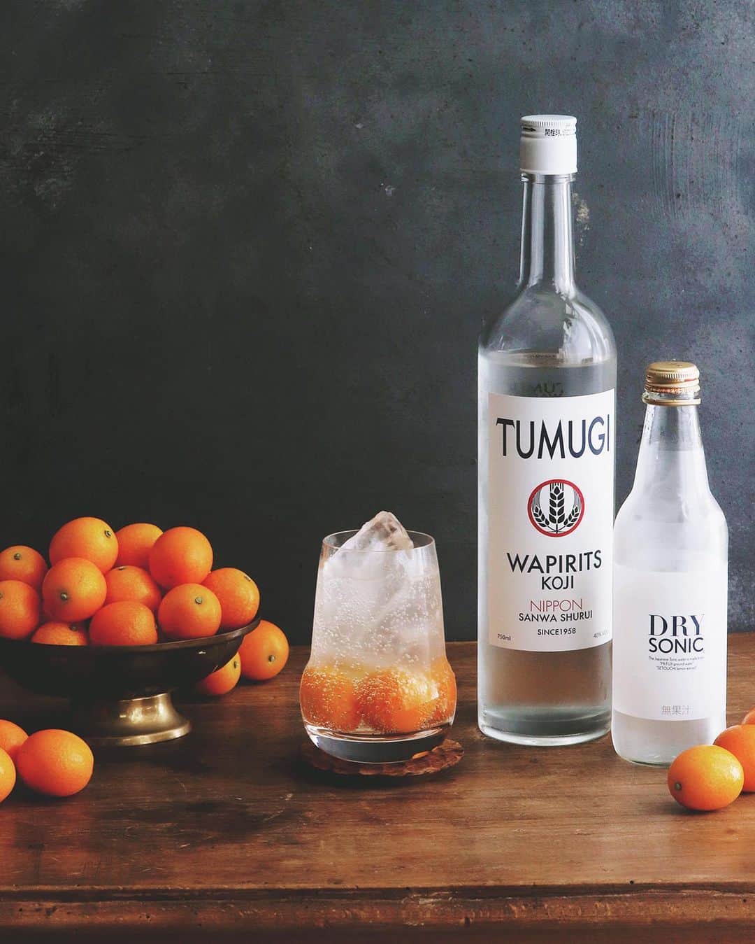 のインスタグラム：「Kumquat KOJI SOUR . TUMUGIと金柑の 爽やかな組合わせ。 金柑の風味が良い ドライなテイスト。 軽く飲み干したら 残った果実も頂き おいしく風邪予防！ . 公式サイトではレシピのほか、バー情報も随時更新してますのでぜひ！フォローもお願いします。 👉@wapirits.tumugi . . . #TUMUGI #wapiritsTUMUGI #wapirits #Kojisour #Kumquat #金柑 #麹 #三和酒類 #ミクソロジー #スピリッツ #和ピリッツ #カクテル #大分県 #宇佐 #Mixologyart #madeinjapan #mixology #cocktail #mixologyst #madeincocktails #craftcocktails」
