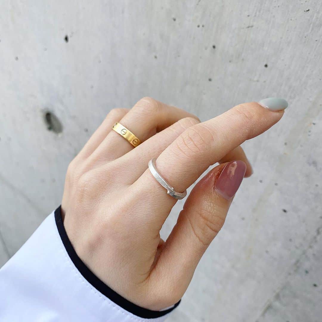 ayakoさんのインスタグラム写真 - (ayakoInstagram)「シルバーの格好良さに加え、表面は雪面を表現した加工により温かみも感じられる 唯一無二なジュエリー❤︎ @unbrillare  1本だけでも存在感あって素敵ですが 手持ちのアクセサリーとどれも合わせやすくて重宝してます。 ・ #unbrillare#アンブリラレ #jewelry#ring #hand made jewelry #ハンドメイドジュエリー #graphical#graphical jewelry #fashion#fashion jewelry」3月1日 13時33分 - aya.masayan