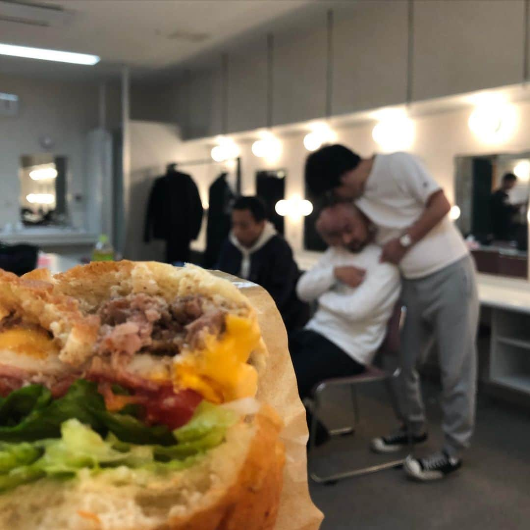 平野ノラさんのインスタグラム写真 - (平野ノラInstagram)「ハンバーガー食べてる向こうで、ちゅうえんさんが江口さんの頭にキッス💋  #挨拶がわりにキッス #写り込むごっちん #彦根 #来てくれた皆ありがとうございました #okバブリー」3月1日 13時34分 - noranoranora1988