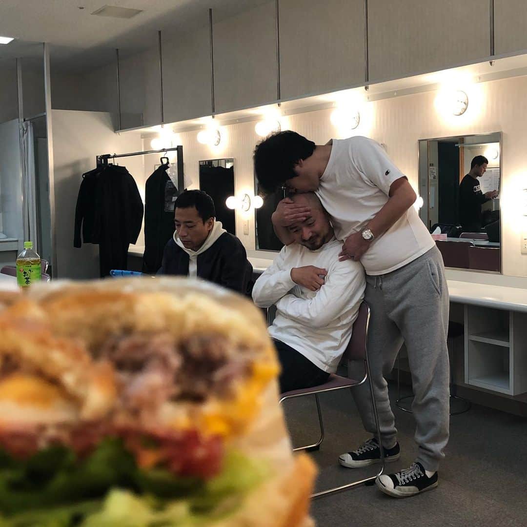 平野ノラさんのインスタグラム写真 - (平野ノラInstagram)「ハンバーガー食べてる向こうで、ちゅうえんさんが江口さんの頭にキッス💋  #挨拶がわりにキッス #写り込むごっちん #彦根 #来てくれた皆ありがとうございました #okバブリー」3月1日 13時34分 - noranoranora1988