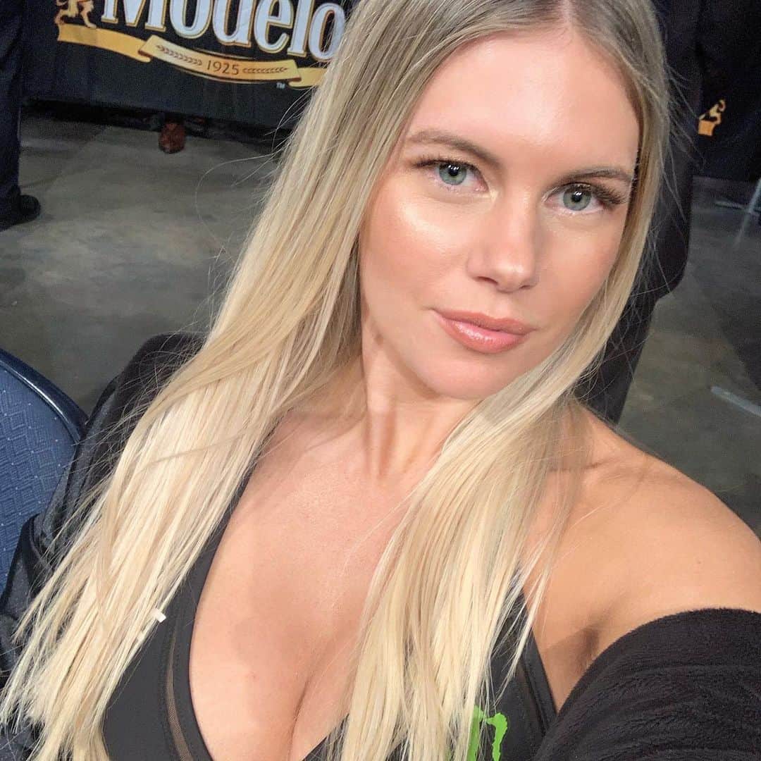 Chrissy Blairのインスタグラム：「Thanks for having me @Ufc Norfolk and thanks for the face help @suzesuzeq 🤪」