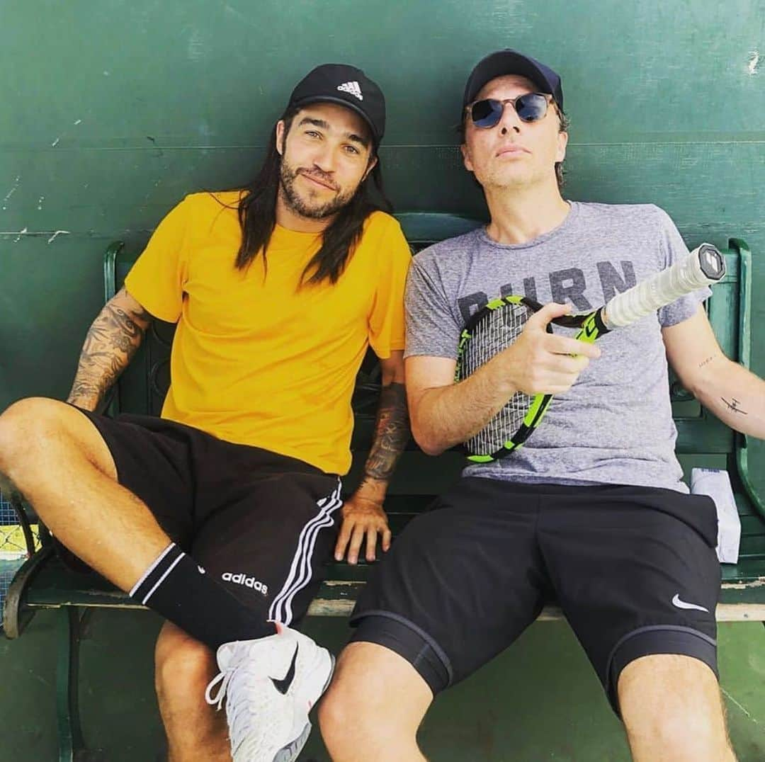 ピート・ウェンツさんのインスタグラム写真 - (ピート・ウェンツInstagram)「Dyamic Duo @zachbraff 🎾🎾🎾」3月1日 13時49分 - petewentz