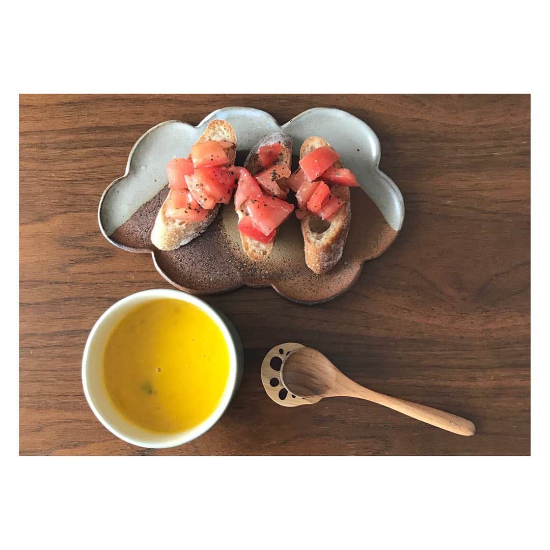 櫛引彩香のインスタグラム：「かぼちゃのスープ（ミキサー無し）を作ったら、簡単で美味しかった。最近もいつもと変わらずお仕事、ラジオ収録や、ライブの練習を1人黙々としたりしていますが、早く穏やかな日々になることを願うばかりです。でも明日から友達来るから楽しみ 【ブルスケッタ櫛引】 #ブルスケッタ  #おうちごはん  #ビキコのごはん」