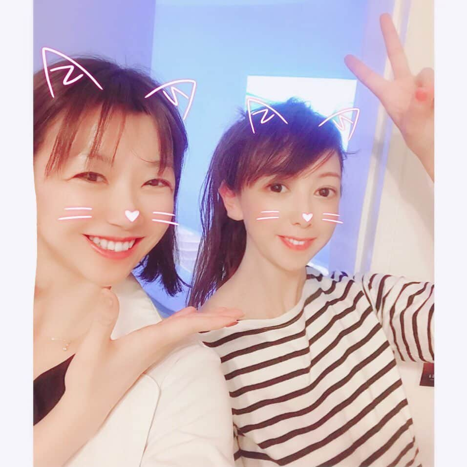 大原かおりさんのインスタグラム写真 - (大原かおりInstagram)「☺︎ フェイシャル美容の次は♡♡♡ エステでボディも整えてもらってきました💁‍♀️💕 温活先生で人気の幸山由貴子さんのサロン 『RYU-RU(リュール)南青山』 ⑅◡̈⑅ ライトの色が変わるお洒落なお部屋で、40度位に温められたウォーターベッドの上に寝ながらオーダーメイドでプロポーション作りをしてくれるエステサロン👯‍♀️💕 ⑅◡̈⑅ 体や美容の事に詳しい由貴子先生に色々と質問をしながらの施術で時間はあっと言う前でした😍❣️ 勉強になる事を沢山教えてもらえて楽しかった〜🥰💖 ⑅◡̈⑅ 2017年のミセス日本グランプリのファイナリストに選ばれたり、ドトールコーヒーとのコラボ企画で『ハニージンジャールイボスティ』など温活メニューを開発したりと… 本当に人気の温活先生です👯‍♀️❤️ ⑅◡̈⑅ 私は全身のむくみと肩こりが酷かったので、念入りに体を温めてもらいながら思いっきり揉み出してもらいました♡♡♡ ポカポカ気持ち良くて、心も体もスッキリ〜😘💋 ⑅◡̈⑅ 代謝を良くする為に、オススメしてもらったエステプロラボの『ケイソグランプロ』も、お水と一緒に毎日欠かさず摂取したいと思います🙋‍♀️💕 ⑅◡̈⑅ 💖RYU-RU(リュール)南青山💖 港区南青山2丁目10-11-201 (※外苑前駅より徒歩4分) 03-6455-4720 11:00～21:00（最終受付19:00） http://www.order-lueur.com ・ #港区 #南青山 #エステ #リュール #RYURU #温活 #オーダーメイド #プロポーション #施術 #温活先生 #ミセス日本グランプリ #ファイナリスト #幸山由貴子 さん #体を温める #ドトール #コラボ企画 #温活メニュー #ハニージンジャー #ルイボスティ #デトックス #エステプロラボ #ケイ素 #ケイソグランプロ #飲み続ける #体質改善 #肌改善 #美容 #美肌になりたい #頑張る #😘💕」3月1日 13時47分 - oharagaori_otty