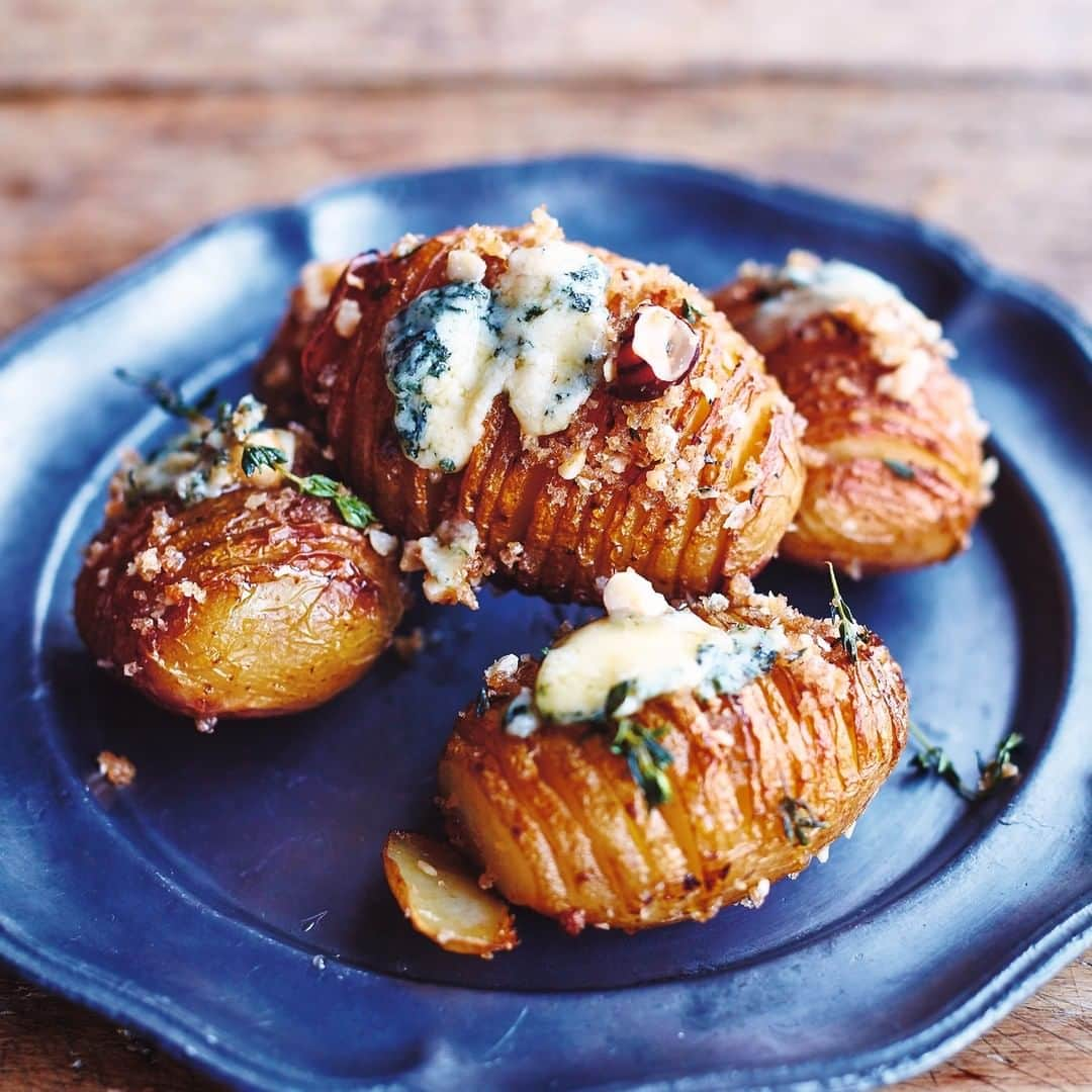 ジェイミー・オリヴァーさんのインスタグラム写真 - (ジェイミー・オリヴァーInstagram)「Hasselbacks. Just leaving these little beauties here if you fancy trying something a bit different from your normal roasties today with your #SundayRoast. Link in my bio x」3月1日 19時14分 - jamieoliver