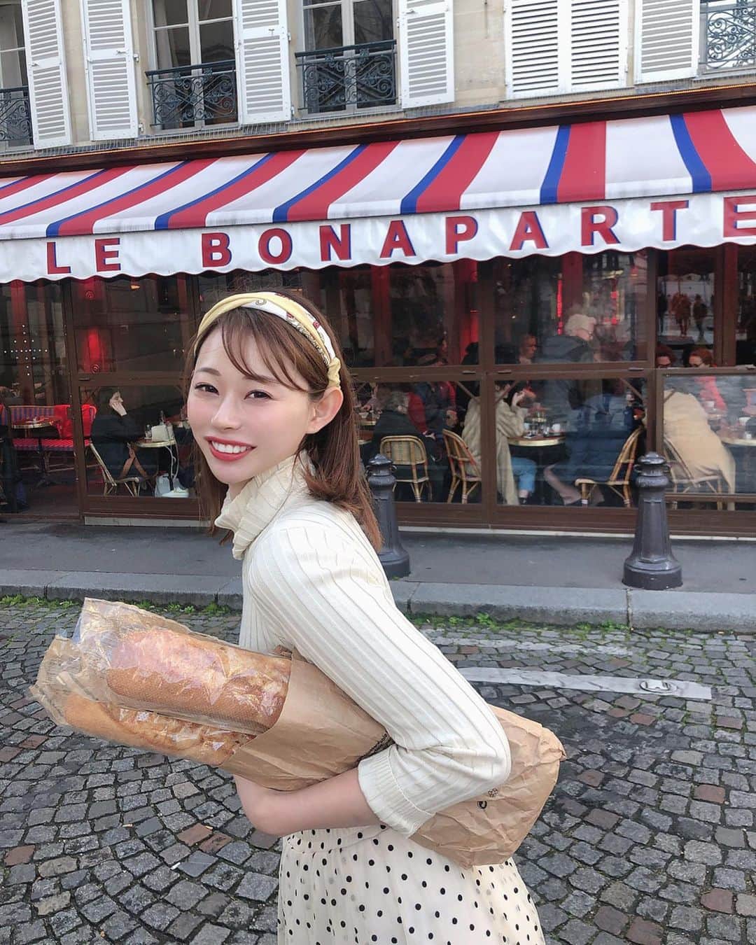 karen okajimaさんのインスタグラム写真 - (karen okajimaInstagram)「ㅤㅤㅤ  ㅤㅤㅤ  Bon appétit 💁‍♀️💘 ㅤㅤㅤ  #leschampselysees #France  #フランス #フランス女子旅 #🇫🇷 #おかじ旅行記 #シャンゼリゼ通り #フランス旅行 #Paris #岡島かれん #フンスパン #バケット #BAQET #Bonappétit #召し上がれ」3月1日 19時14分 - karenokajima0318