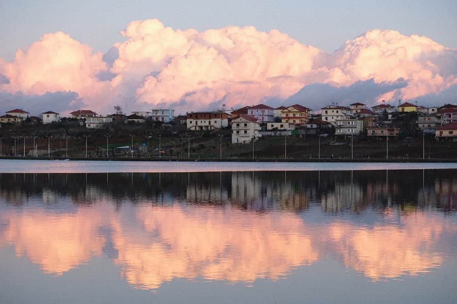 KUNIKAさんのインスタグラム写真 - (KUNIKAInstagram)「My frist trip in Albania🇦🇱﻿ Such an amazing beautiful town with many lakes around... like a mirror world.﻿ ﻿ 初めて訪れたアルバニアという国。﻿ 国旗が二頭の鷲でカッコいい。﻿ 物価が今まで訪れたヨーロッパの中で1番安く、人も優しく、治安も良く、広大な自然が広がっていて、とても素晴らしいところでした。﻿ この湖に映る鏡のような景色はずっと忘れない。 ﻿ ﻿ ﻿ #artofkunika #sugarcookies #decoratedcookies #cookieart #decoratedsugarcookies #royalicing #royalicingcookies #cookiedecorating #customcookies #cookiesofinstagram #cookiedesign #cookieartist #instacookie #albania #アイシングクッキー #アルバニア」3月1日 19時16分 - _kunika_