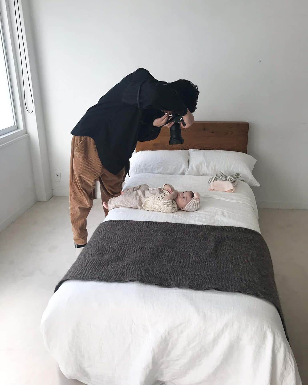 濱中鮎子のインスタグラム：「今日はお嬢の？！取材。 2カット頑張りました。🤣 スタジオに行ったら、フォトグラファーが前さんで小躍り。💃 数年前のとある雑誌で、前職の新しいブランドを立ち上げる際取材していただきましたが、その際前さんに撮っていただきました。  今回はお嬢の初取材。  なにかとご縁を感じます。  18になったらグラビア、よろしくお願いします。🤣 @makikakimoto さん @kosukemae さん、ありがとうございました！  #子連れ取材の荷物の多さよ #記念の写真が楽しみです  #倶会一処  #前さんの写真集最高です  #お嬢と撮影」
